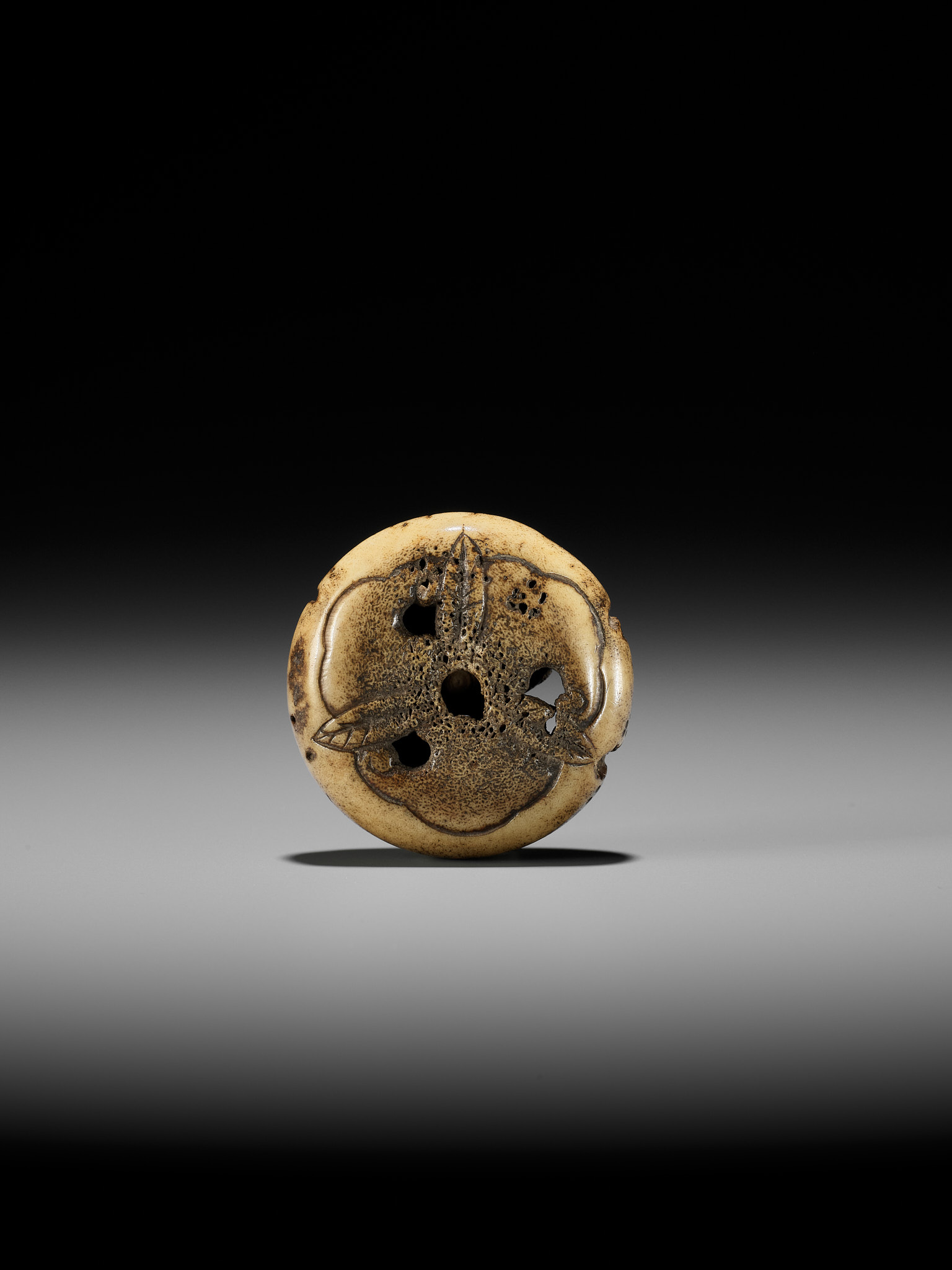 AN ANTLER RYUSA MANJU NETSUKE OF A RAIN DRAGON - Image 3 of 9