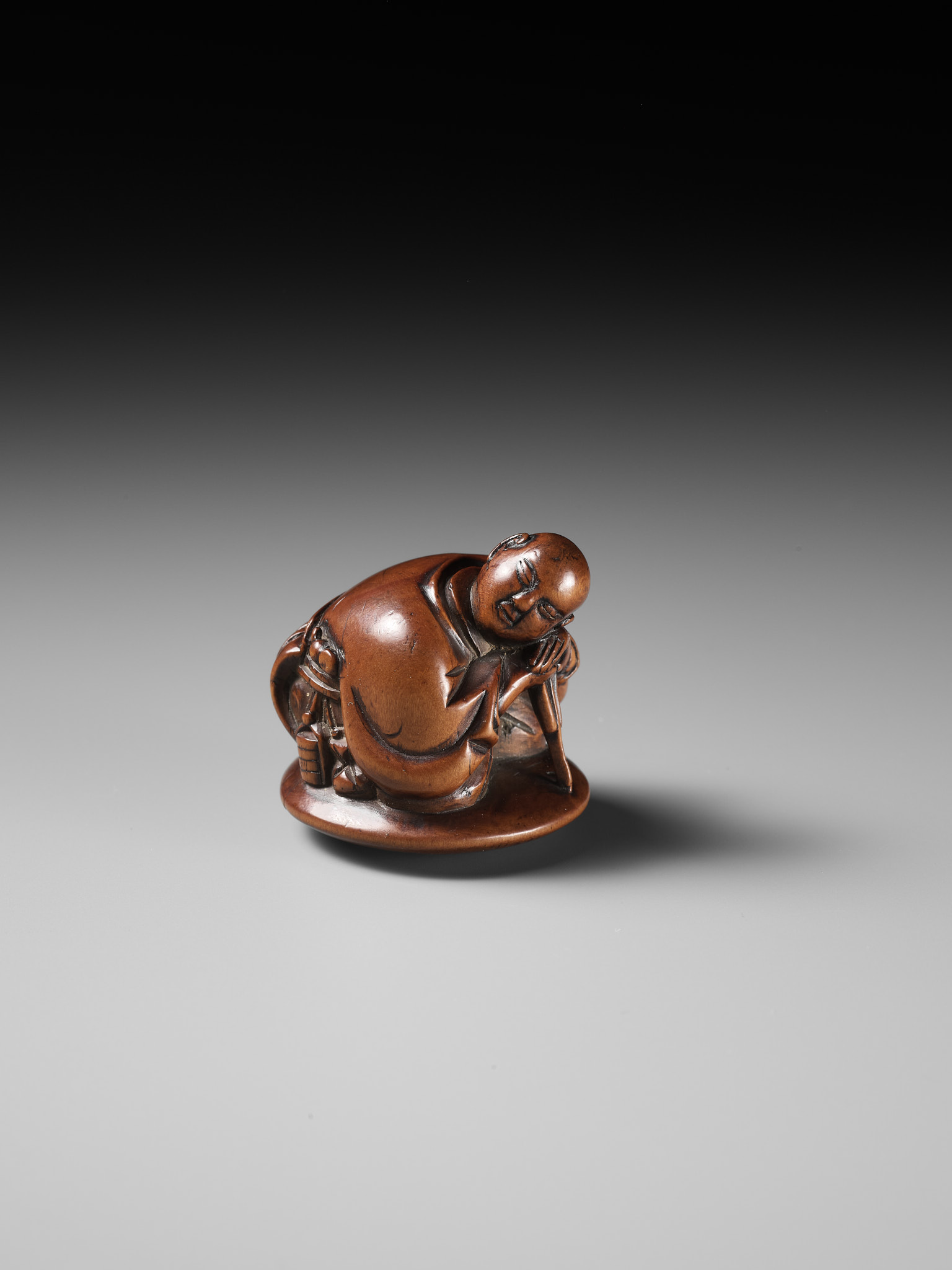 A REMARKABLE AND EARLY WOOD NETSUKE OF A SLEEPING ACTOR - Image 2 of 9