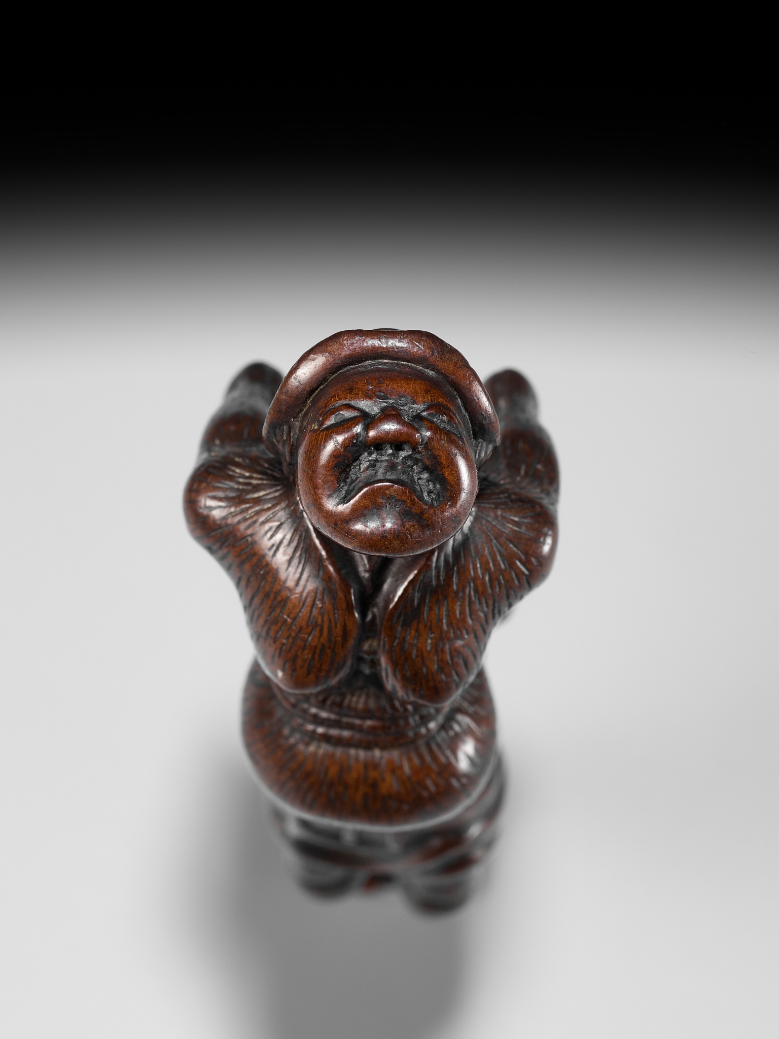 A LARGE WOOD NETSUKE OF A DUTCHMAN WITH A DRUM - Image 4 of 12