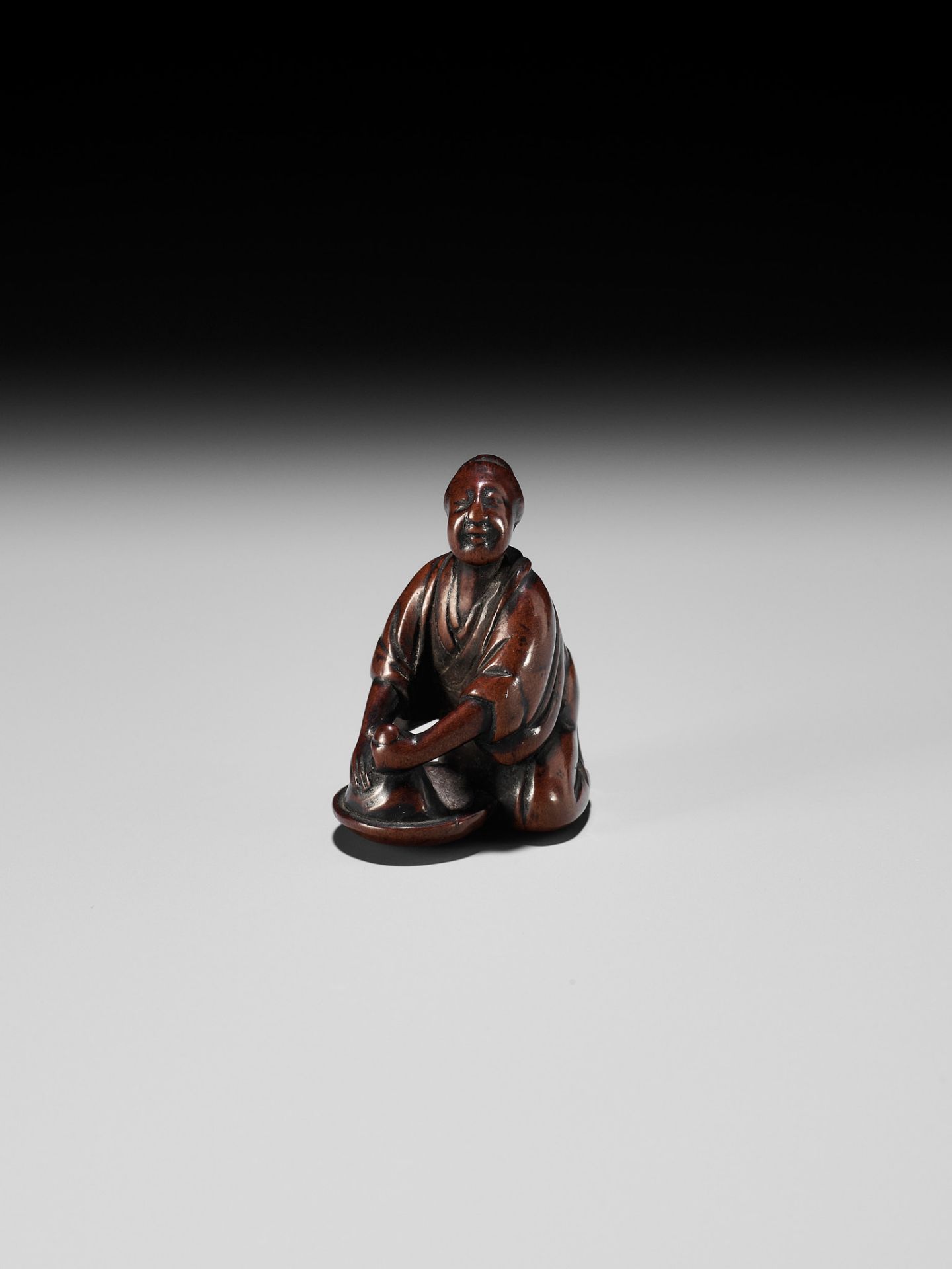 MINKOKU II: A FINE WOOD NETSUKE OF A WASHER WOMAN - Bild 2 aus 10