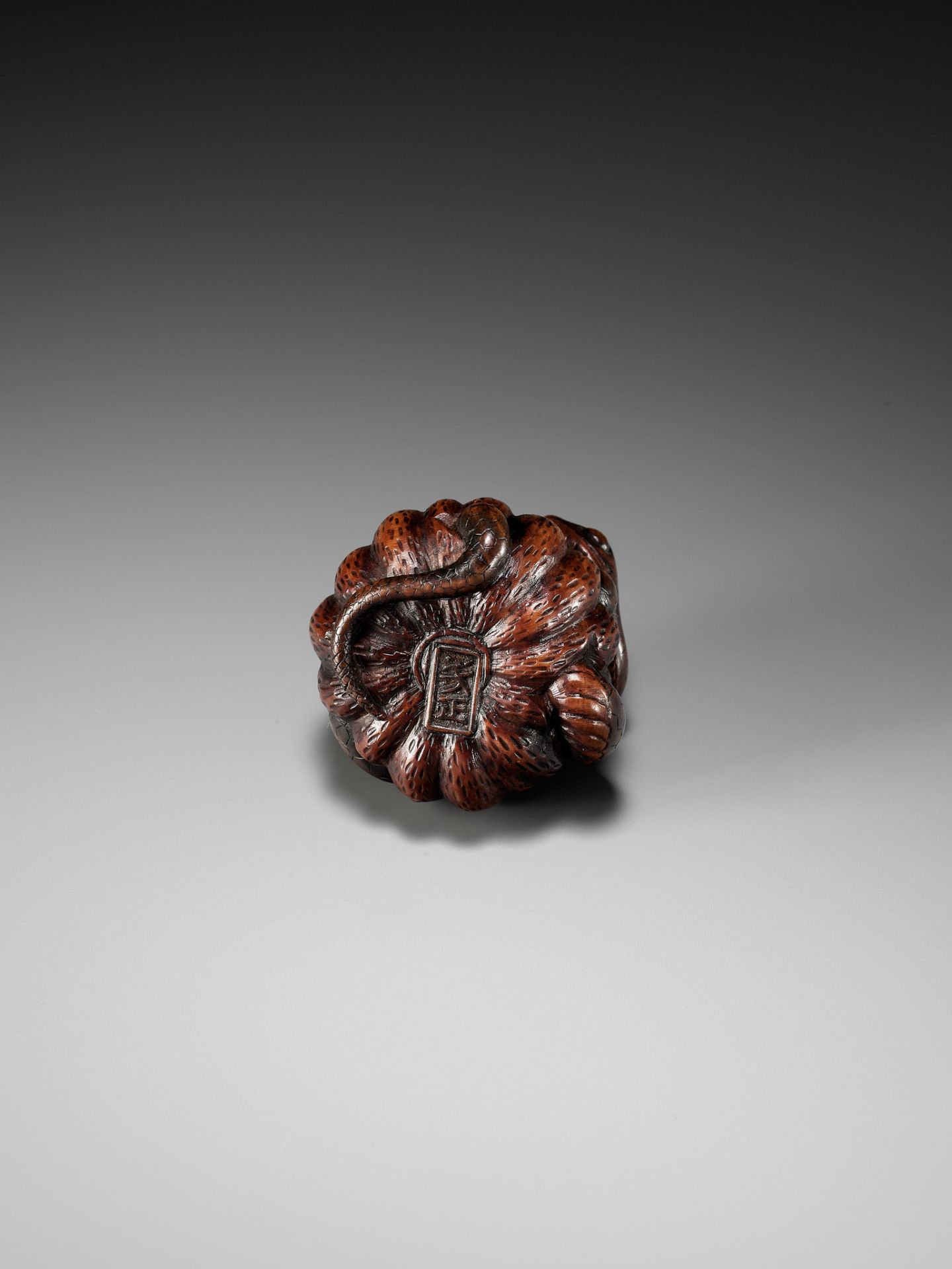 SHIGEMASA: A FINE NAGOYA SCHOOL WOOD NETSUKE OF SNAKE WINDING THROUGH A PUMPKIN - Bild 10 aus 11