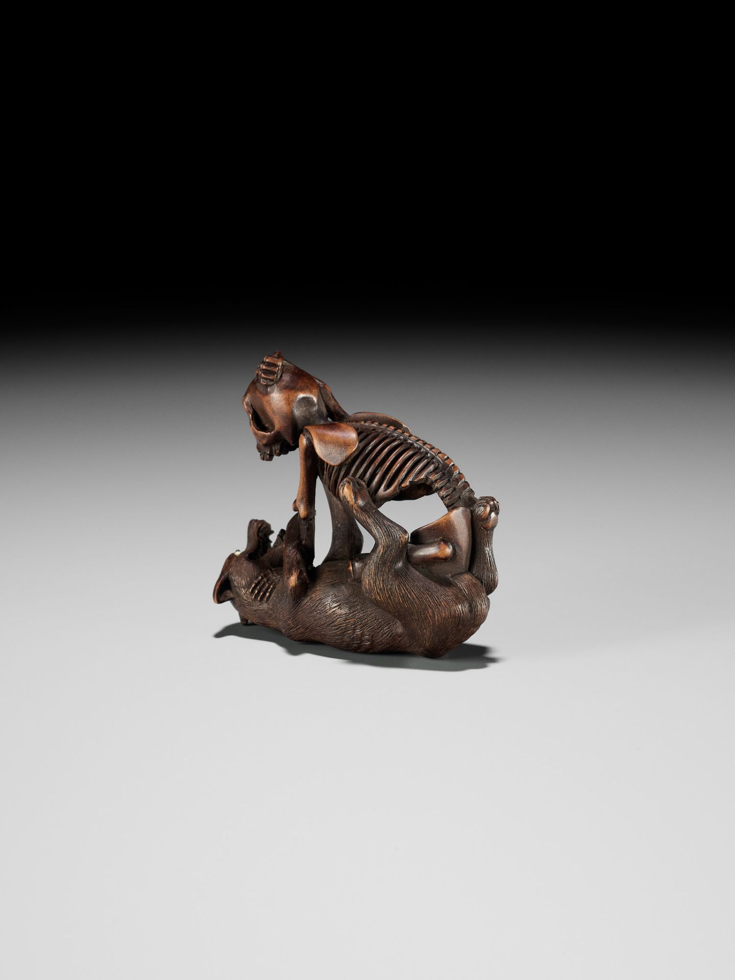 A FINE WOOD NETSUKE OF A WOLF AND SKELETON, ATTRIBUTED TO SHOKO SUGONOYA - Image 11 of 15