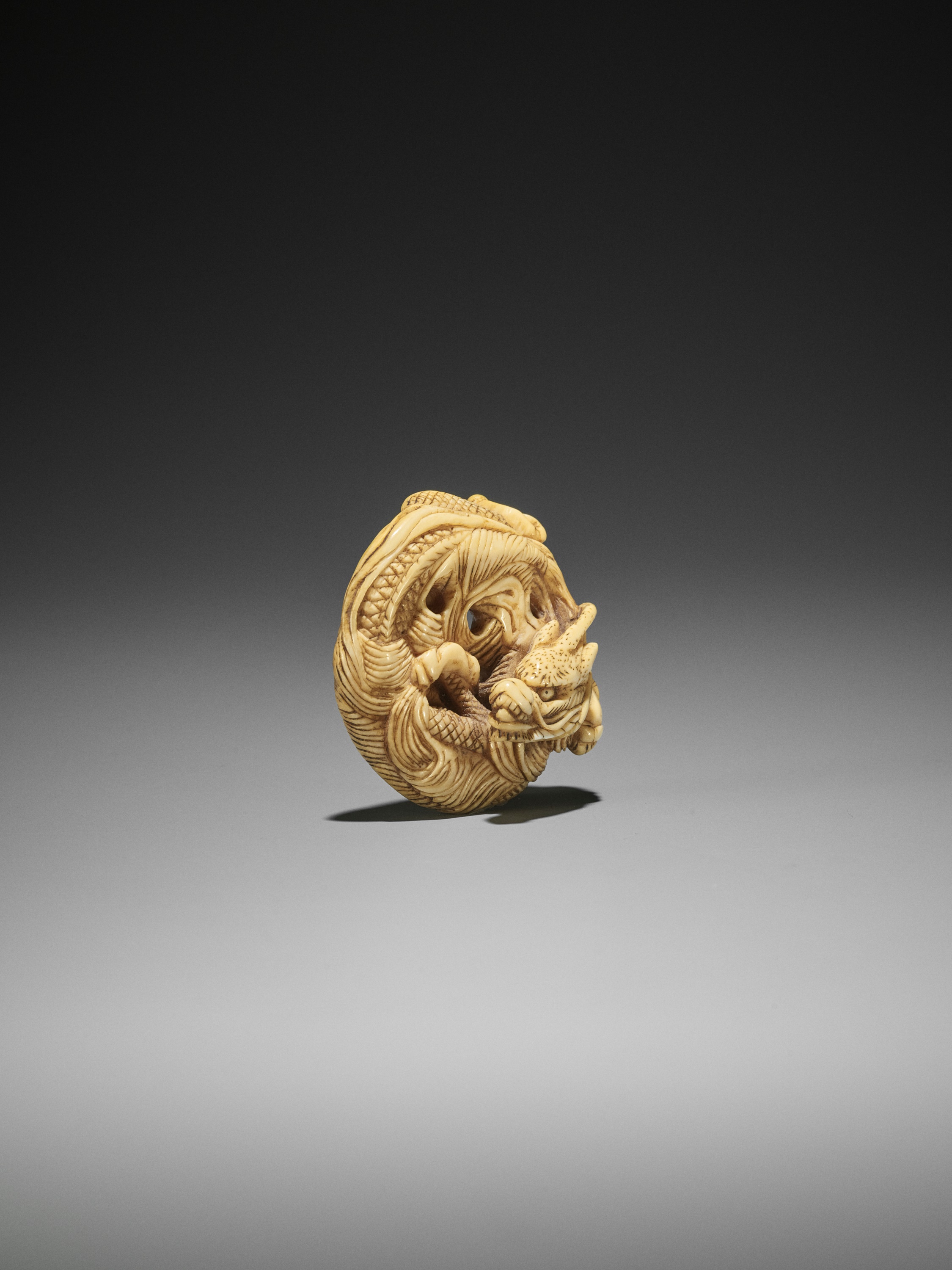 AN IVORY NETSUKE OF A COILED ONE-HORNED DRAGON - Image 4 of 10