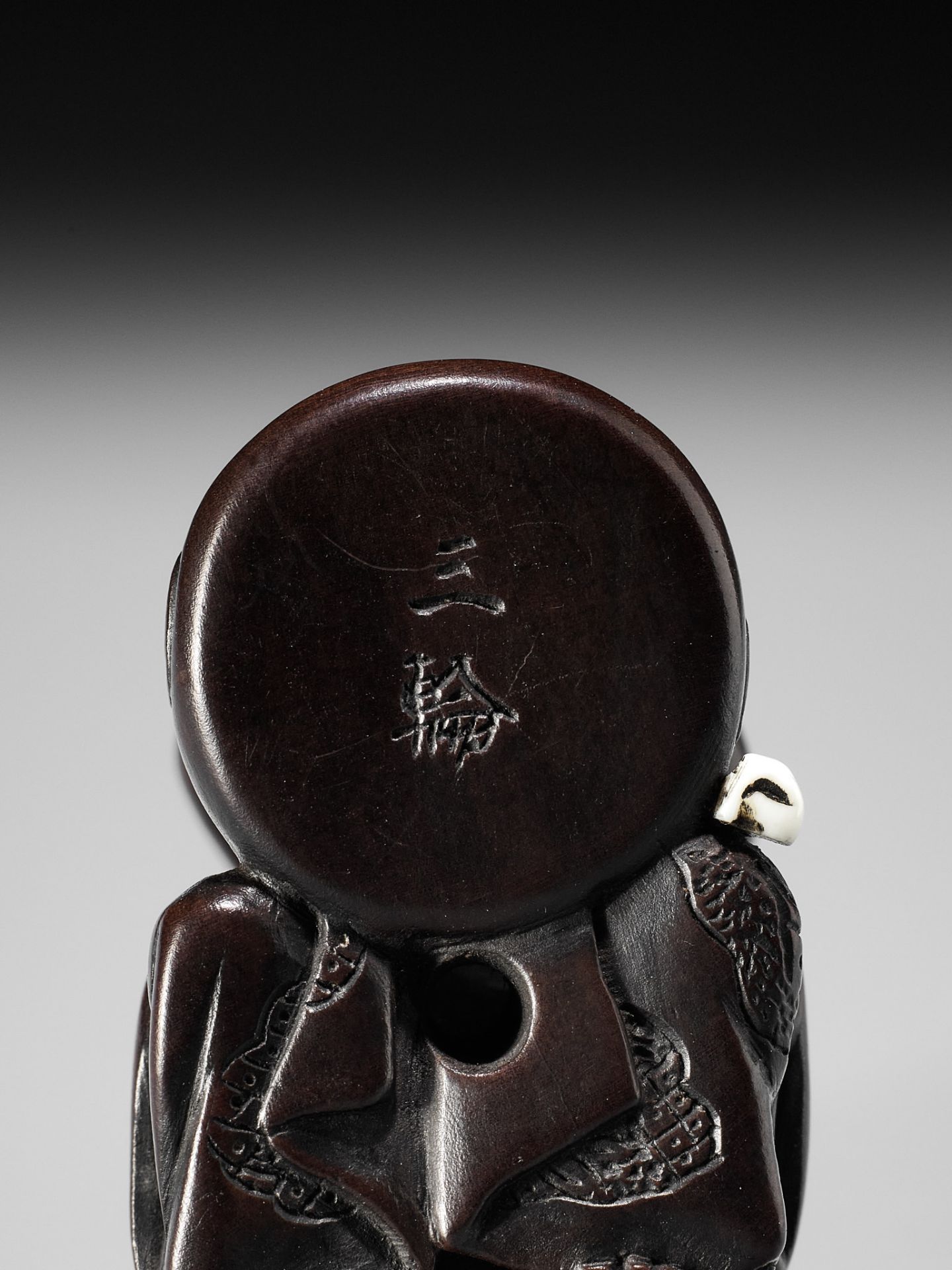 MIWA: A FINE INLAID WOOD NETSUKE OF A WOMAN WASHING HER HAIR - Image 12 of 12