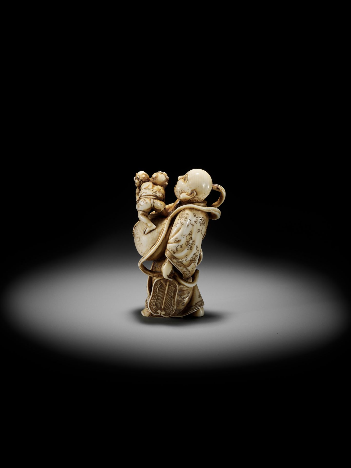 GYOKUZAN: AN AMUSING IVORY NETSUKE OF HOTEI WITH WRESTLING ONI - Bild 6 aus 11