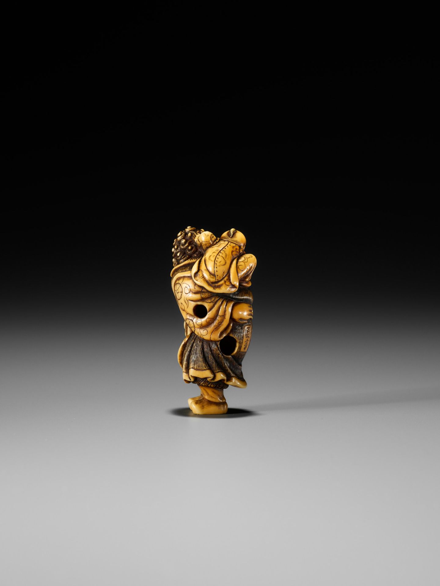 OKAKOTO: A FINE IVORY NETSUKE OF A DUTCHMAN WITH CHILD - Image 3 of 14