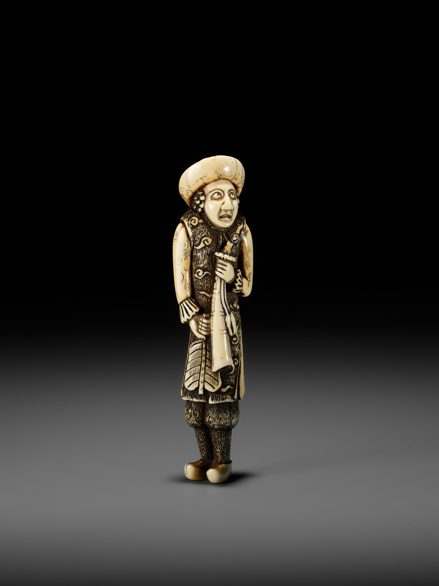 A SUPERB AND LARGE IVORY NETSUKE OF A DUTCHMAN WITH A TRUMPET - Image 13 of 21