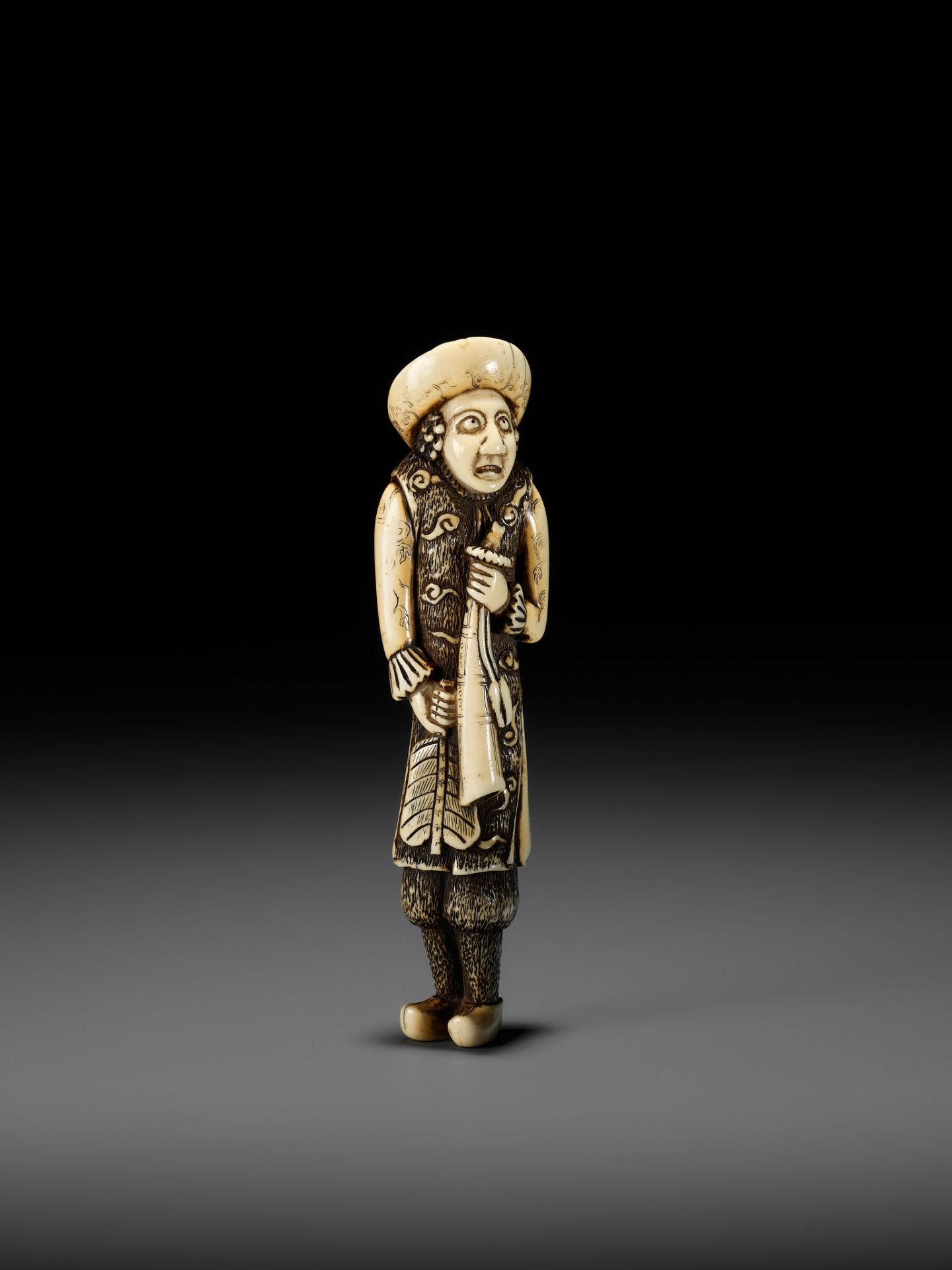 A SUPERB AND LARGE IVORY NETSUKE OF A DUTCHMAN WITH A TRUMPET - Bild 13 aus 21