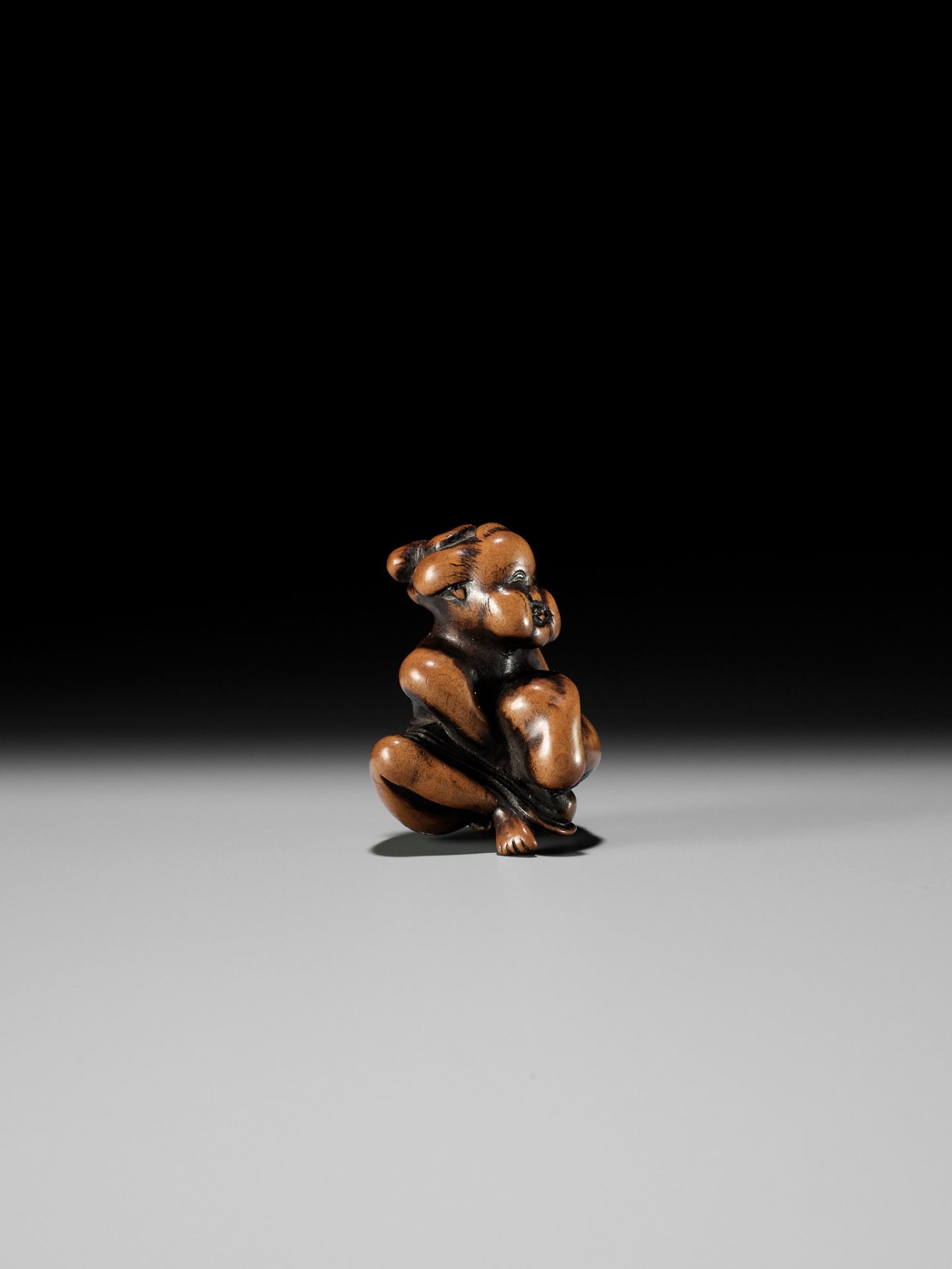 A WOOD SHUNGA NETSUKE OF OKAME CRADLING A HUGE MUSHROOM - Image 8 of 11