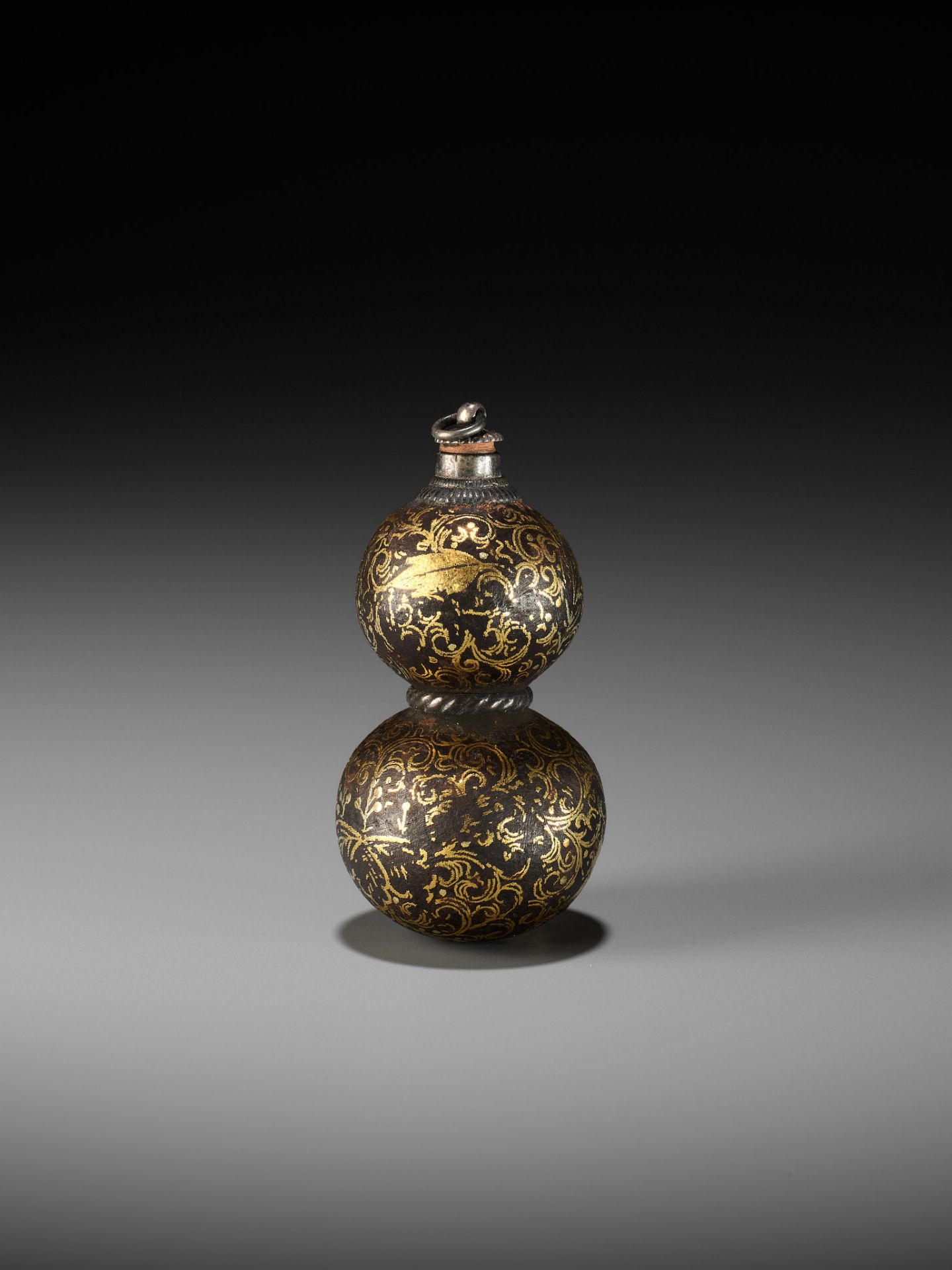 A RARE IRON GOURD-SHAPED NETSUKE WITH GOLD KIRI MON - Image 2 of 9