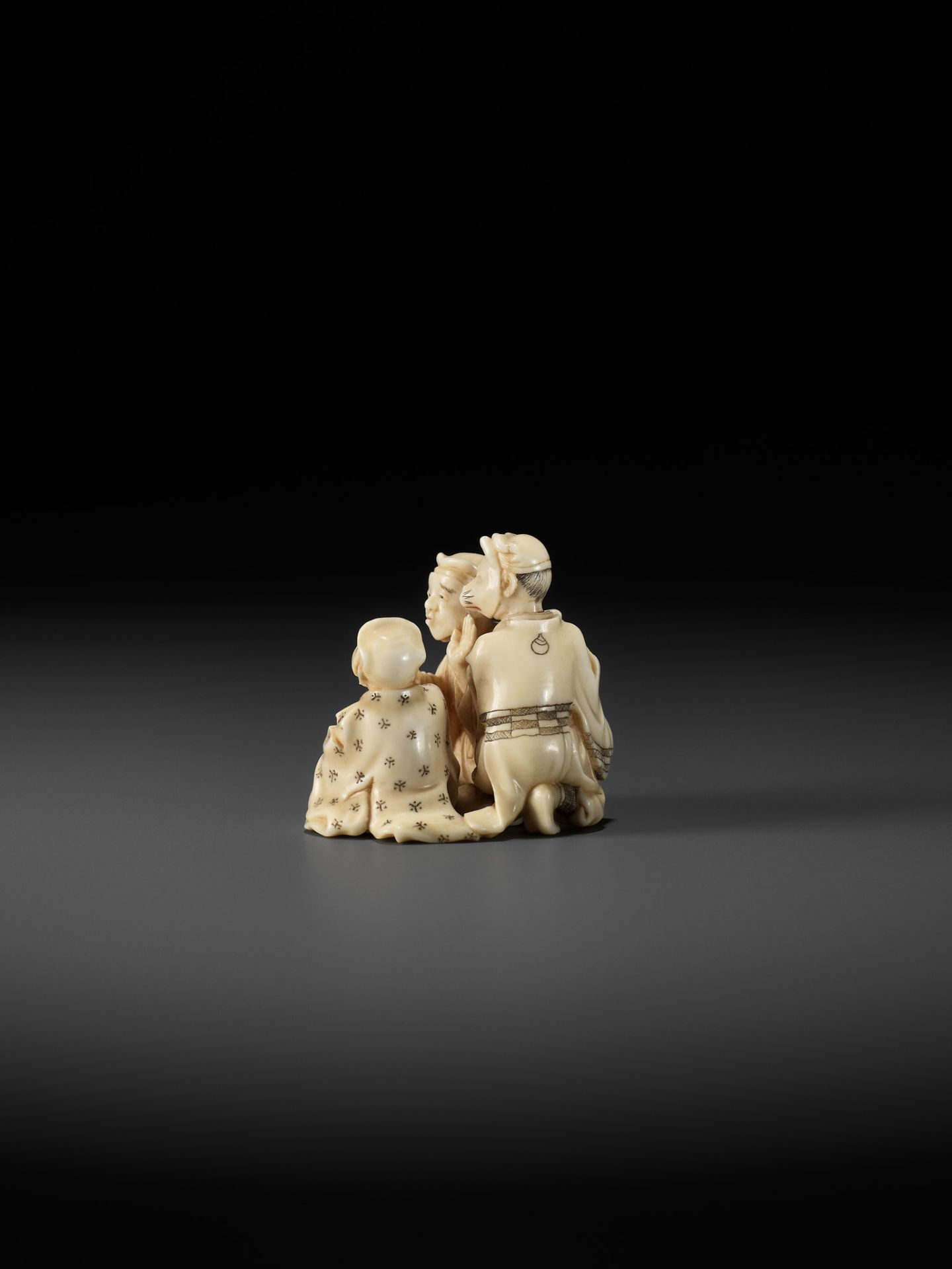 MORITA SOKO: A FINE IVORY NETSUKE DEPICTING THREE ACTORS - Image 8 of 14