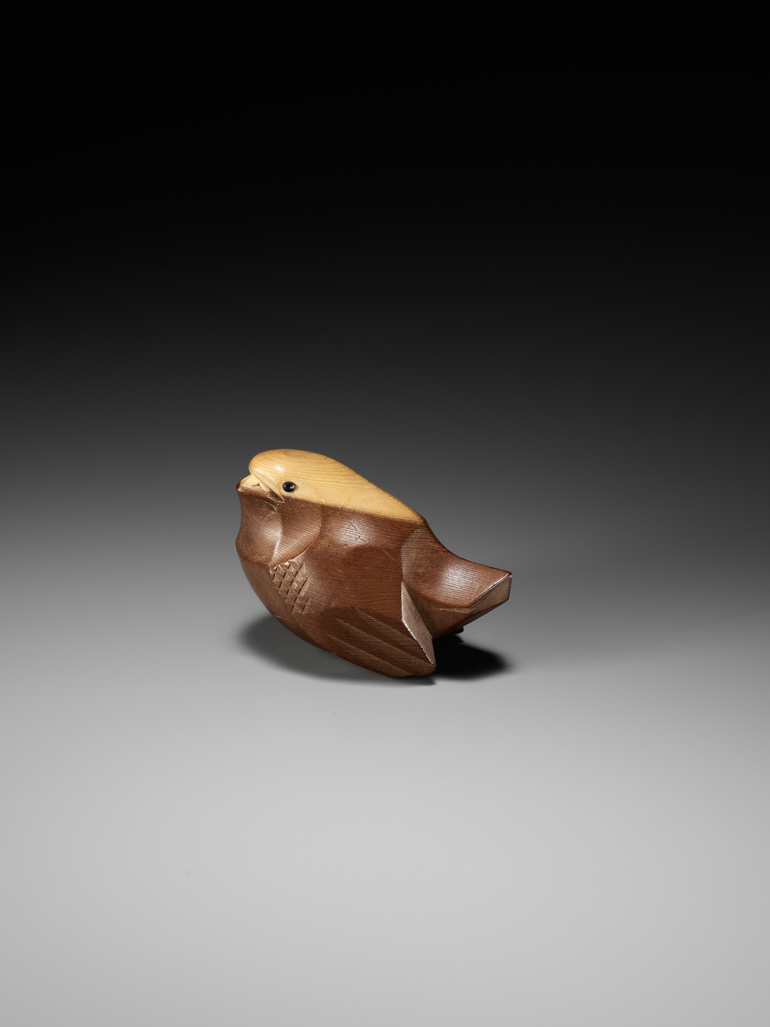 SUKENAO: A CHARMING HIDA SCHOOL ITTOBORI YEW WOOD NETSUKE OF A CHIDORI (PLOVER) - Image 9 of 11