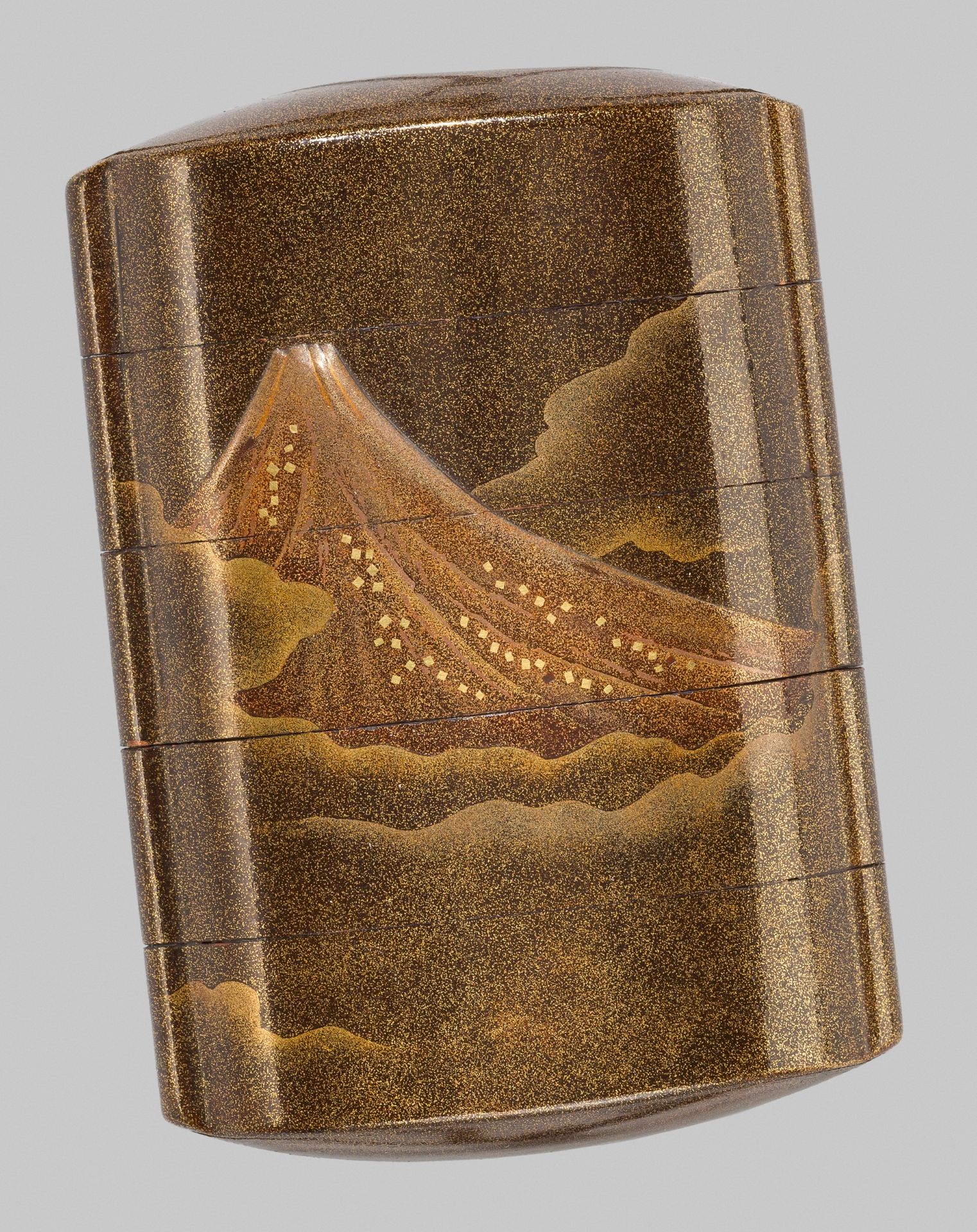 A FINE GOLD LACQUER FOUR-CASE INRO WITH A DRAGON AND MOUNT FUJI - Bild 2 aus 5