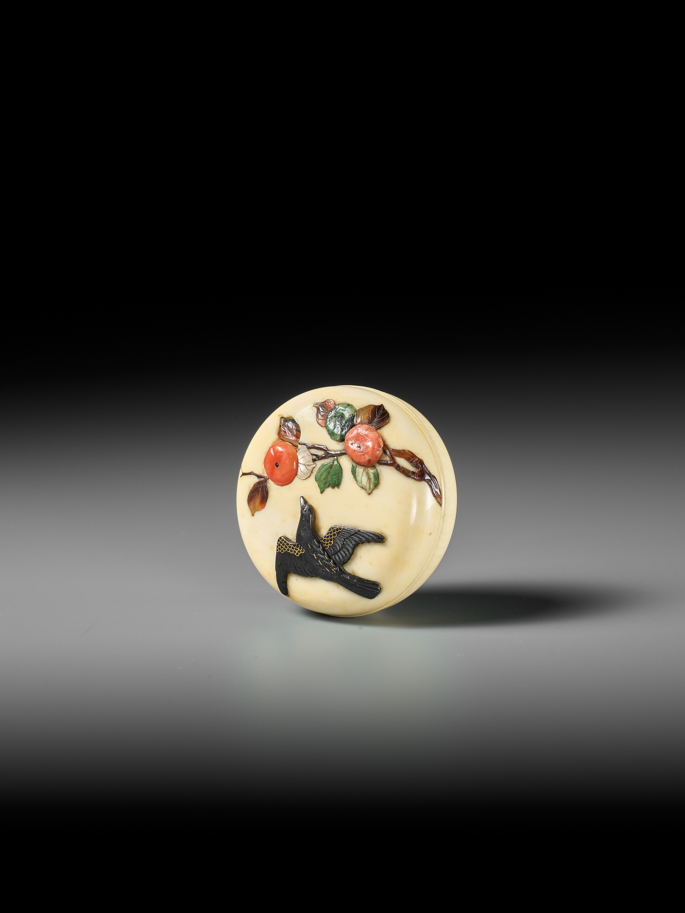 A FINE INLAID IVORY MANJU NETSUKE OF KACHO-GA TYPE - Bild 3 aus 11