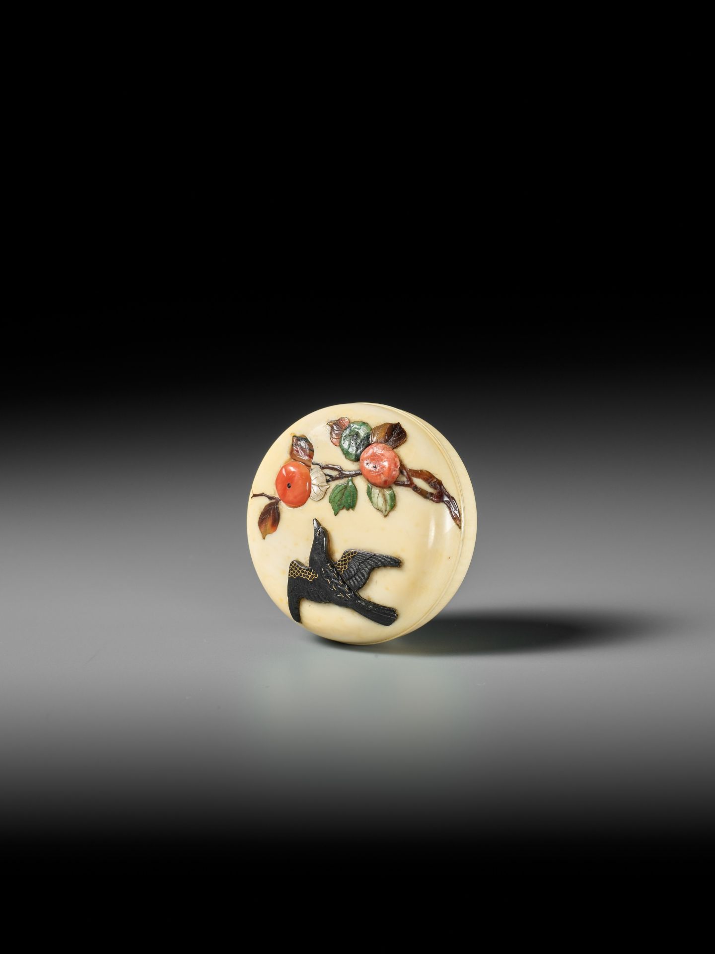 A FINE INLAID IVORY MANJU NETSUKE OF KACHO-GA TYPE - Bild 3 aus 11