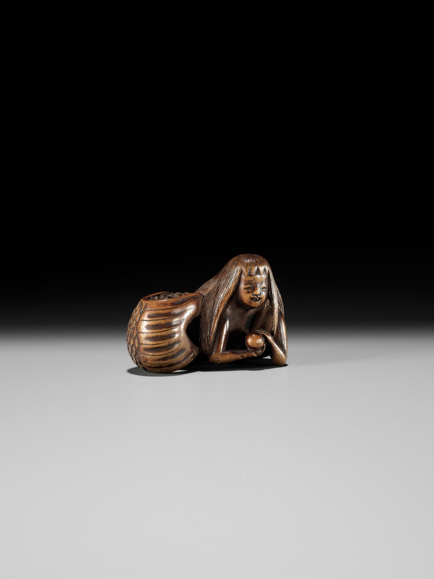 HOSAI: A FINE WOOD NETSUKE OF A NINGYO (MERMAID) CLUTCHING A PEARL - Bild 9 aus 12