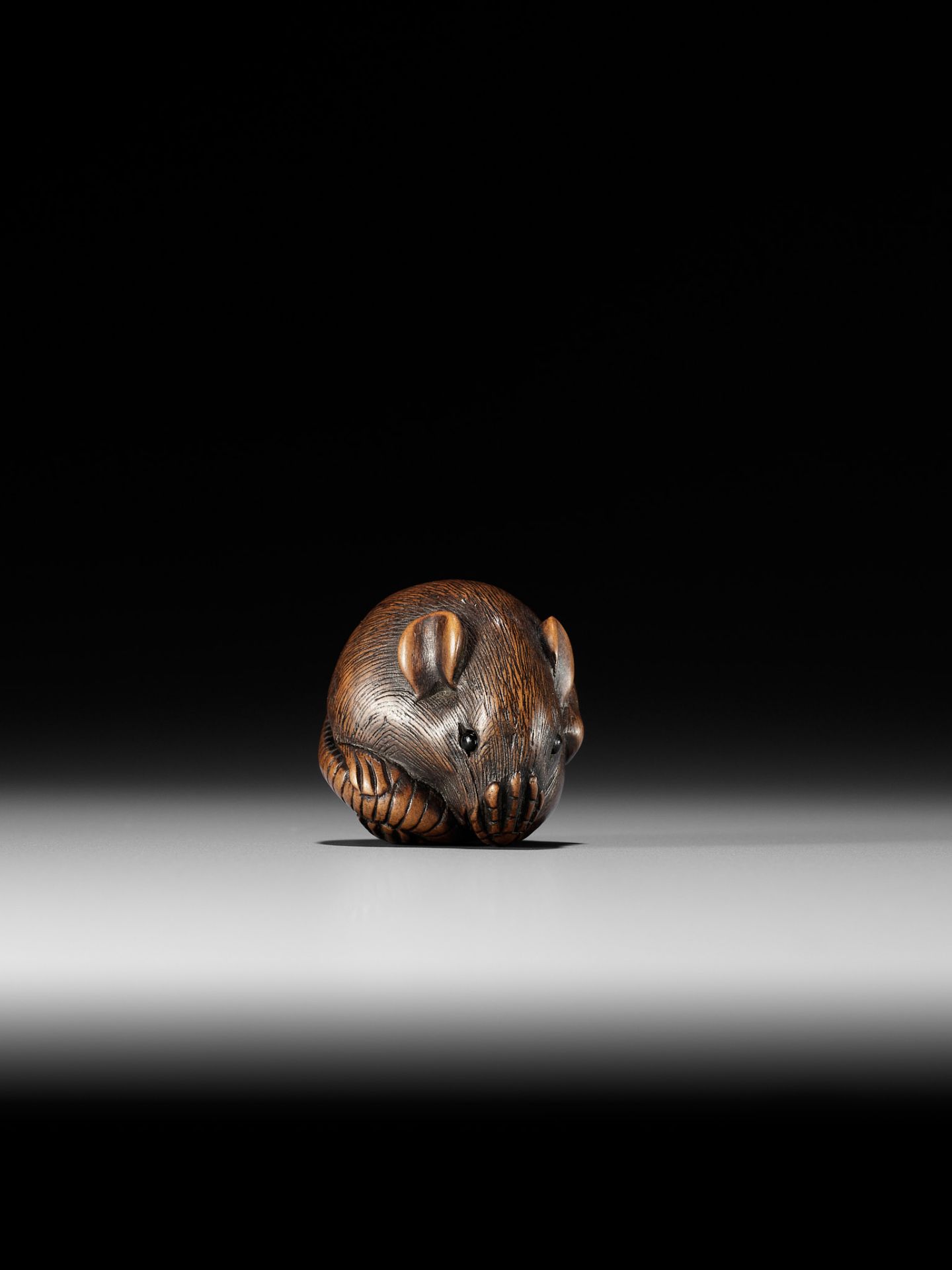 A FINE WOOD NETSUKE OF A COILED RAT - Bild 4 aus 9