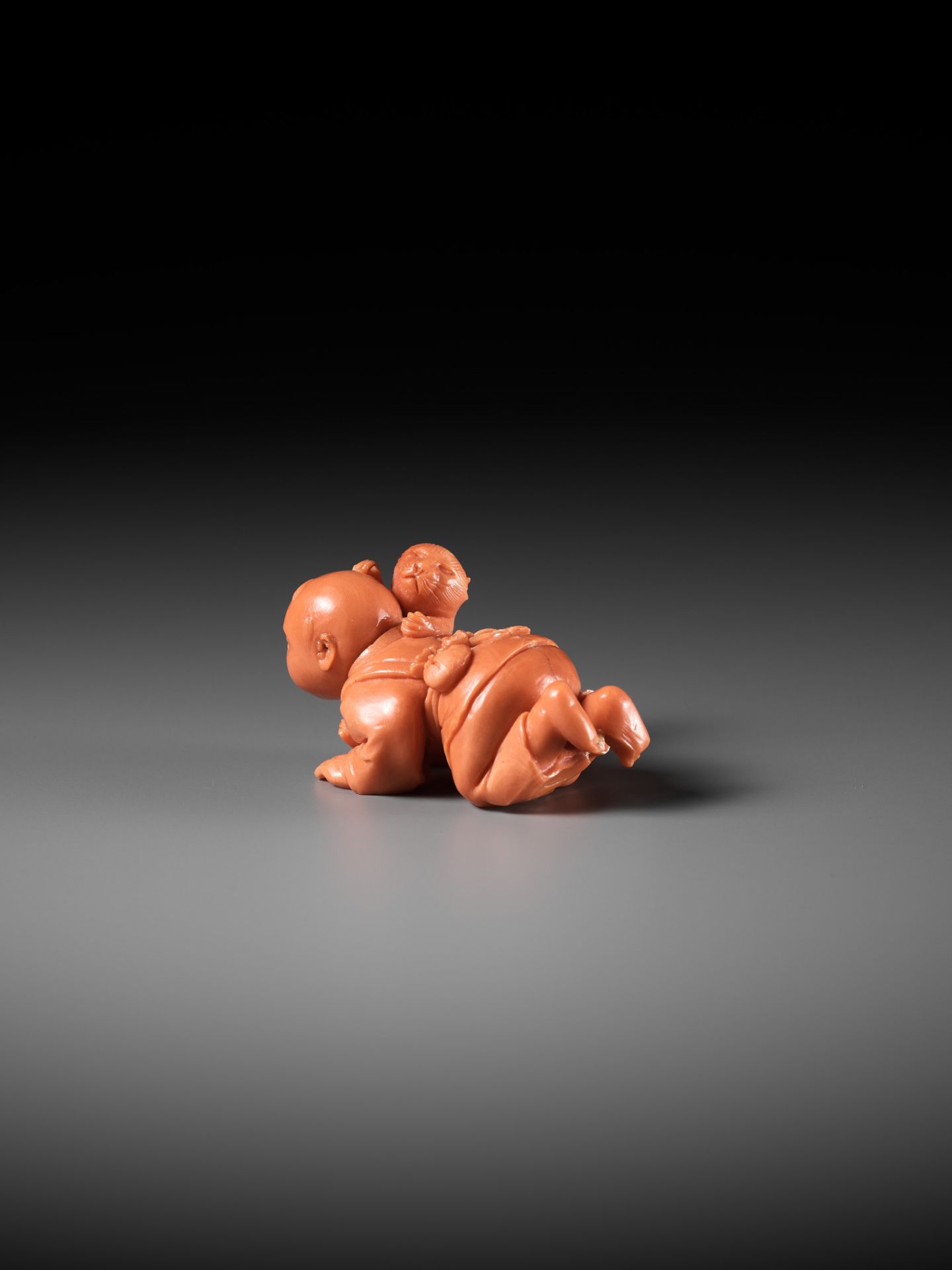 RYUHO: A VERY RARE SOLID CORAL NETSUKE OF A BOY AND CAT - Bild 2 aus 11