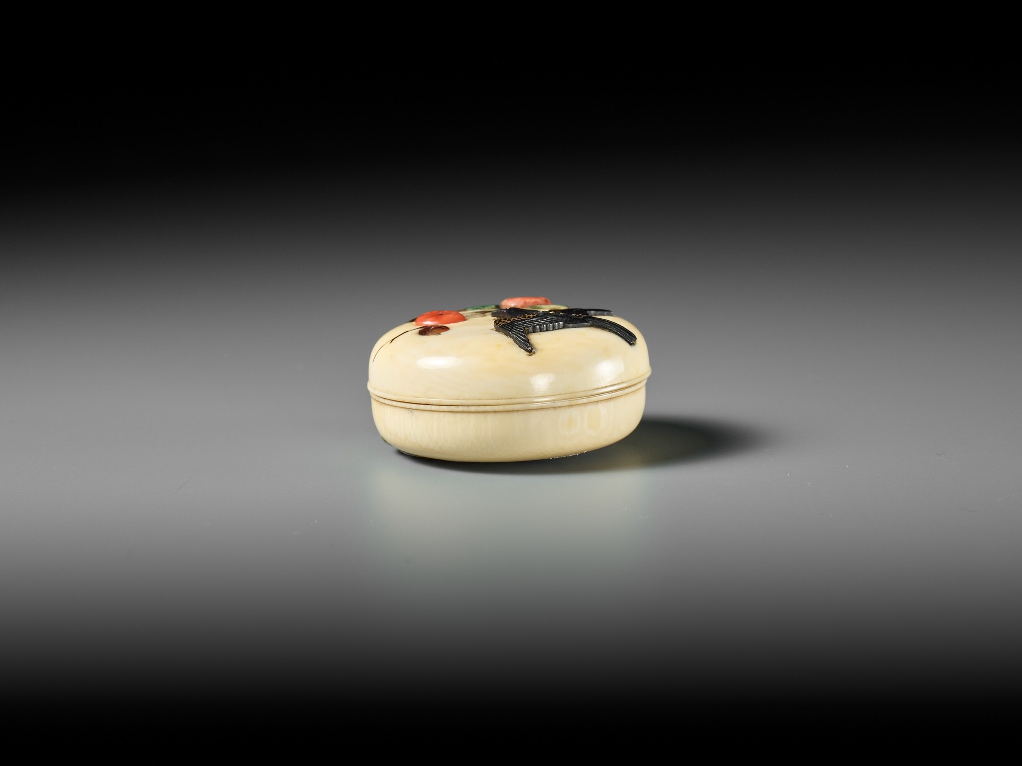 A FINE INLAID IVORY MANJU NETSUKE OF KACHO-GA TYPE - Bild 9 aus 11