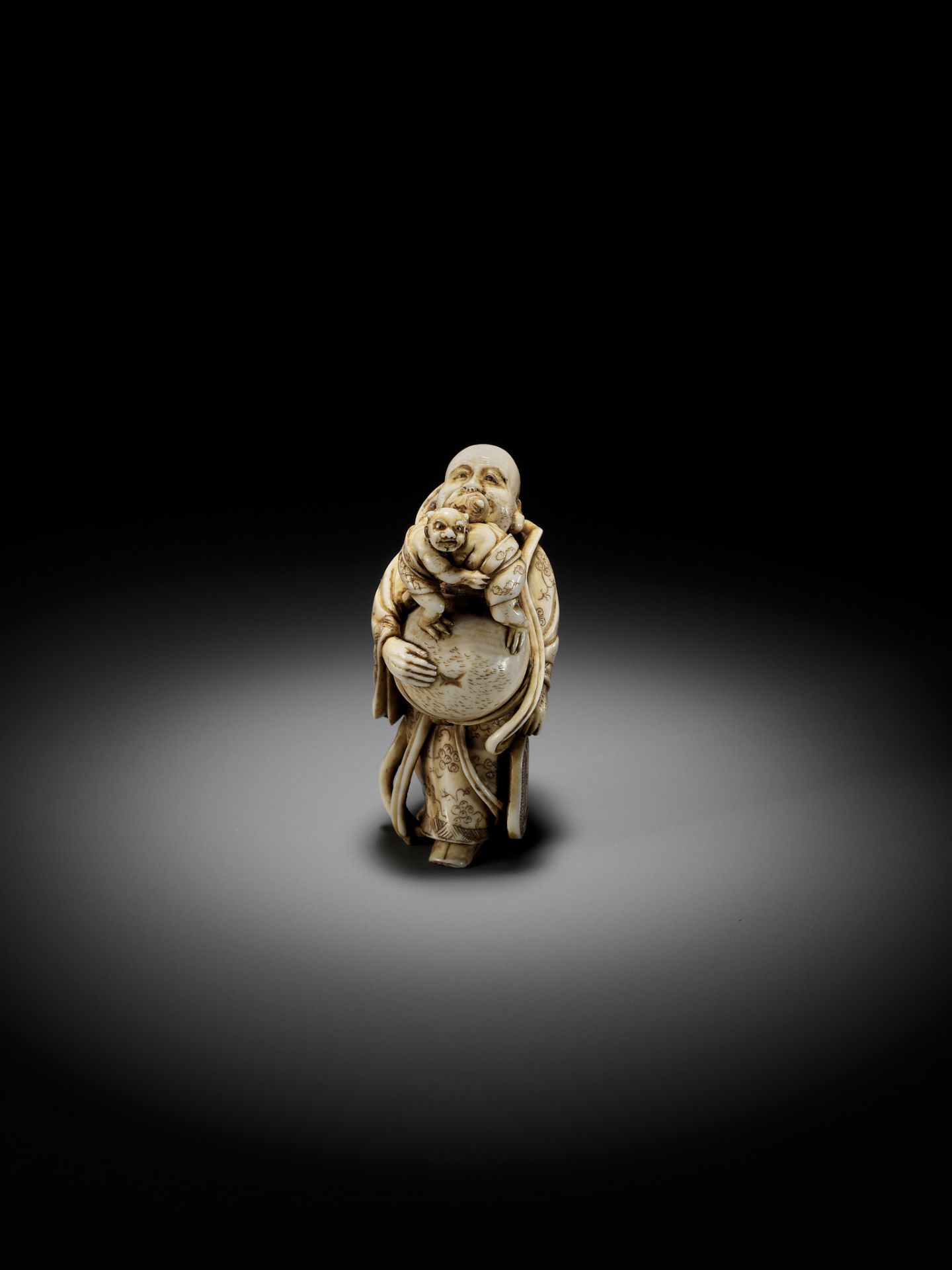 GYOKUZAN: AN AMUSING IVORY NETSUKE OF HOTEI WITH WRESTLING ONI - Bild 5 aus 11