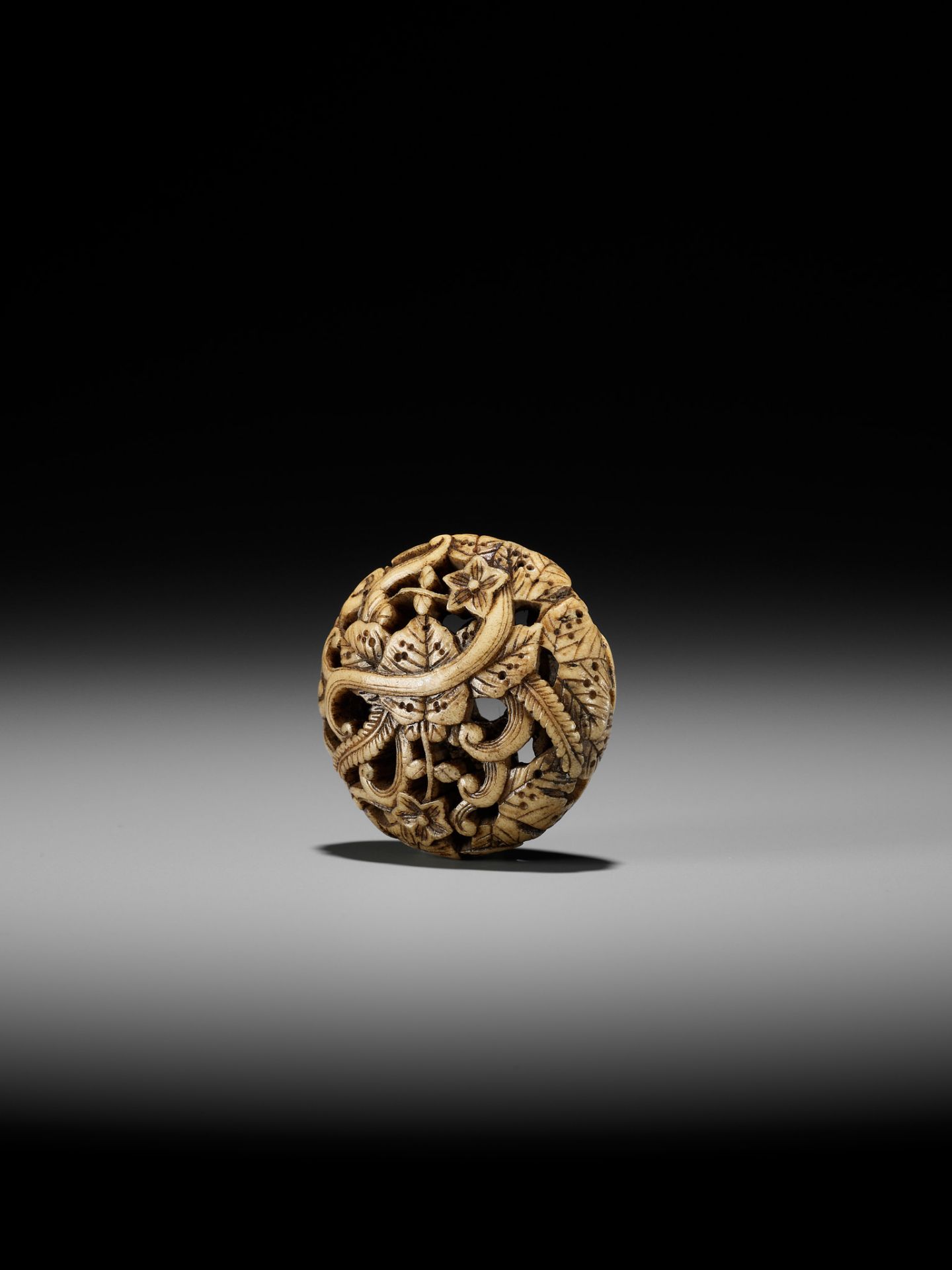 AN ANTLER RYUSA MANJU NETSUKE WITH FLORAL DESIGN - Image 4 of 11