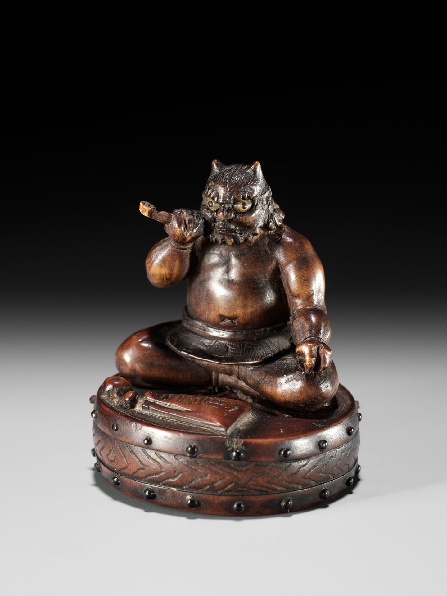 GYOKKOSAI: A HUMOROUS WOOD NETSUKE OF RAIJIN TAKING A SMOKE BREAK - Image 9 of 12