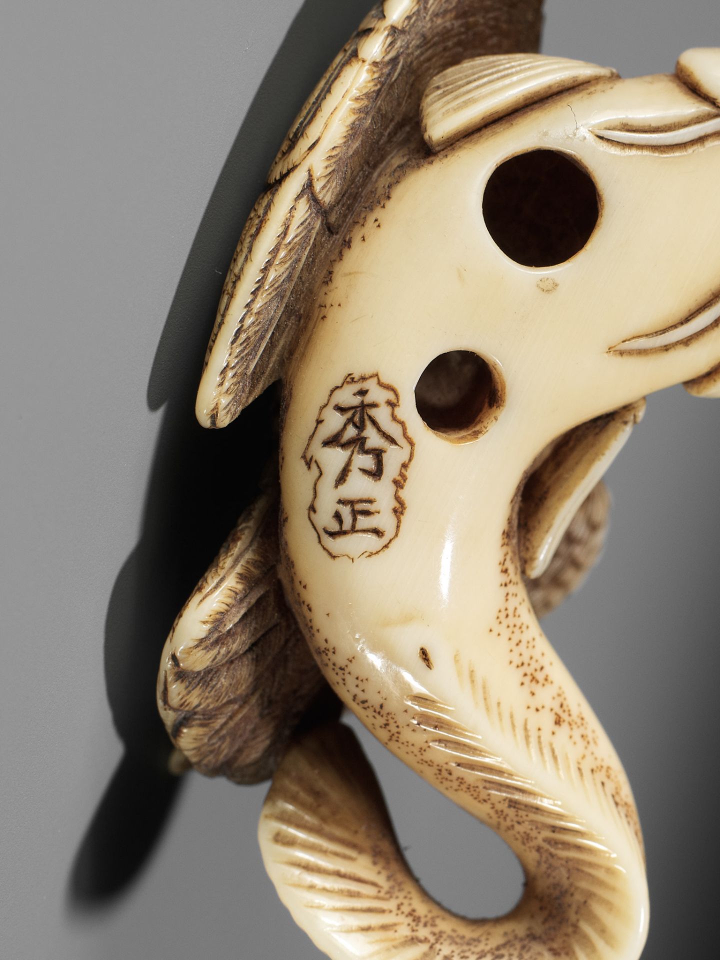 HIDEMASA: A FINE IVORY NETSUKE OF AN EAGLE AND NAMAZU - Bild 14 aus 15