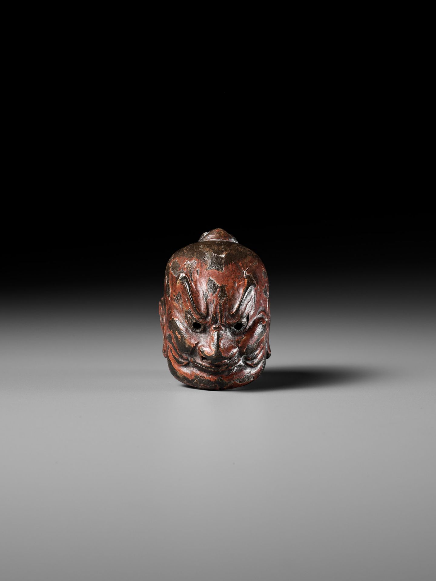 TESSAI: A LACQUERED WOOD GIGAKU MASK NETSUKE OF KONGO RIKISHI (NIO) - Bild 6 aus 15