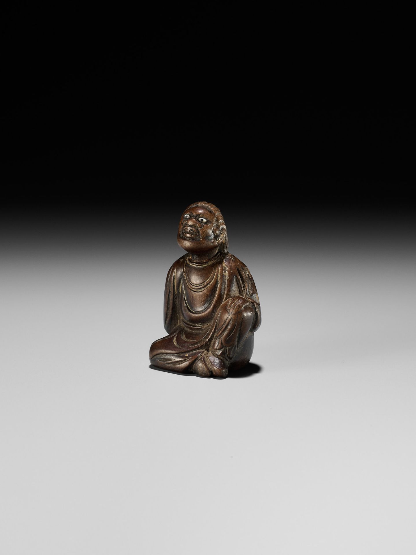 A FINE NETSUKE OF A SEATED IMMORTAL, ATTRIBUTED TO MIWA - Bild 4 aus 14