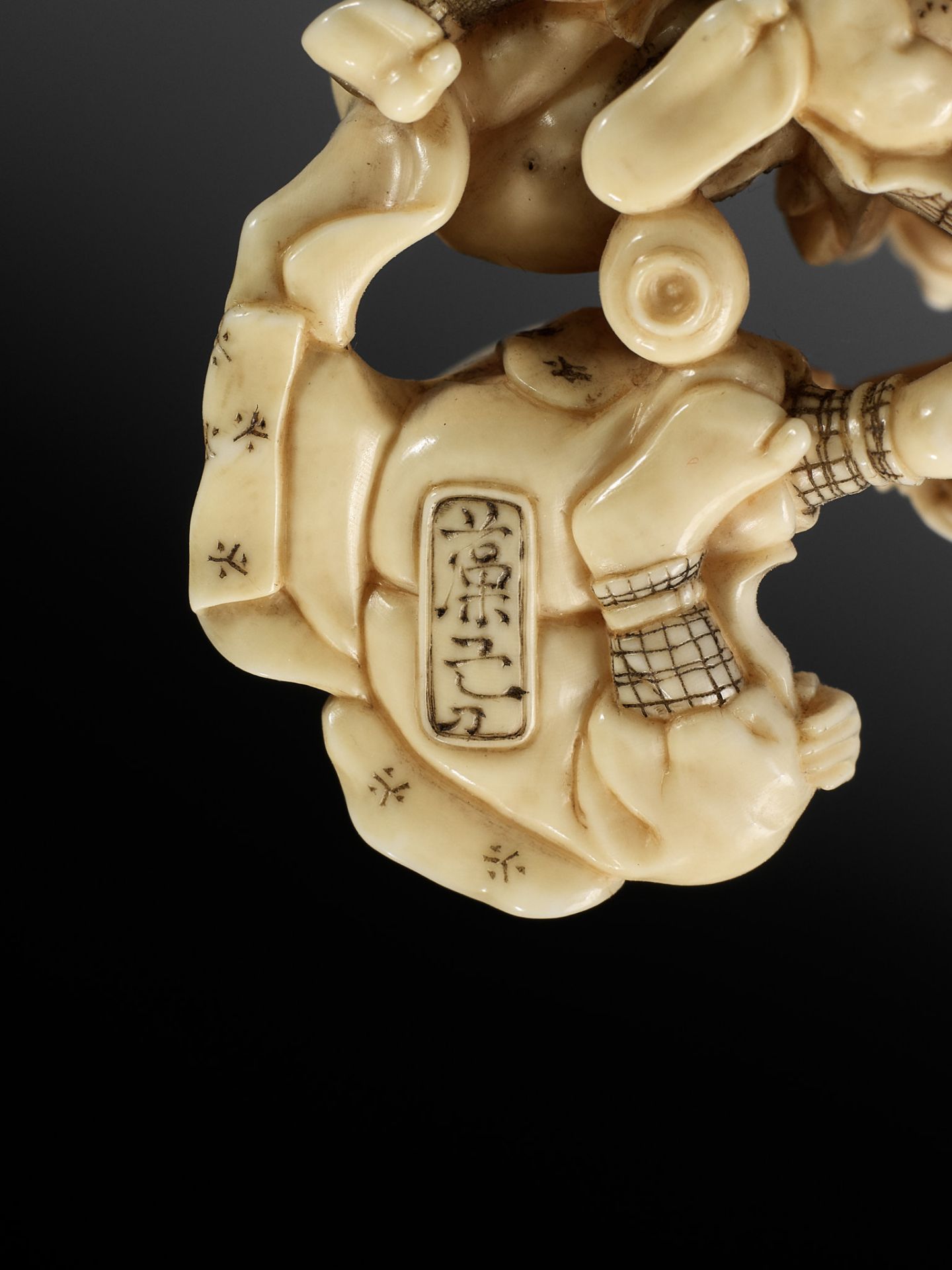 MORITA SOKO: A FINE IVORY NETSUKE DEPICTING THREE ACTORS - Image 13 of 14