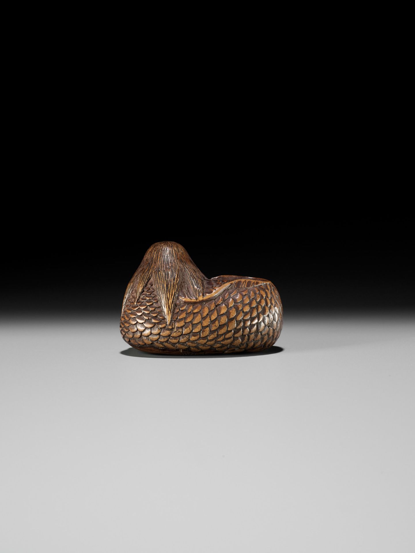 HOSAI: A FINE WOOD NETSUKE OF A NINGYO (MERMAID) CLUTCHING A PEARL - Image 7 of 12