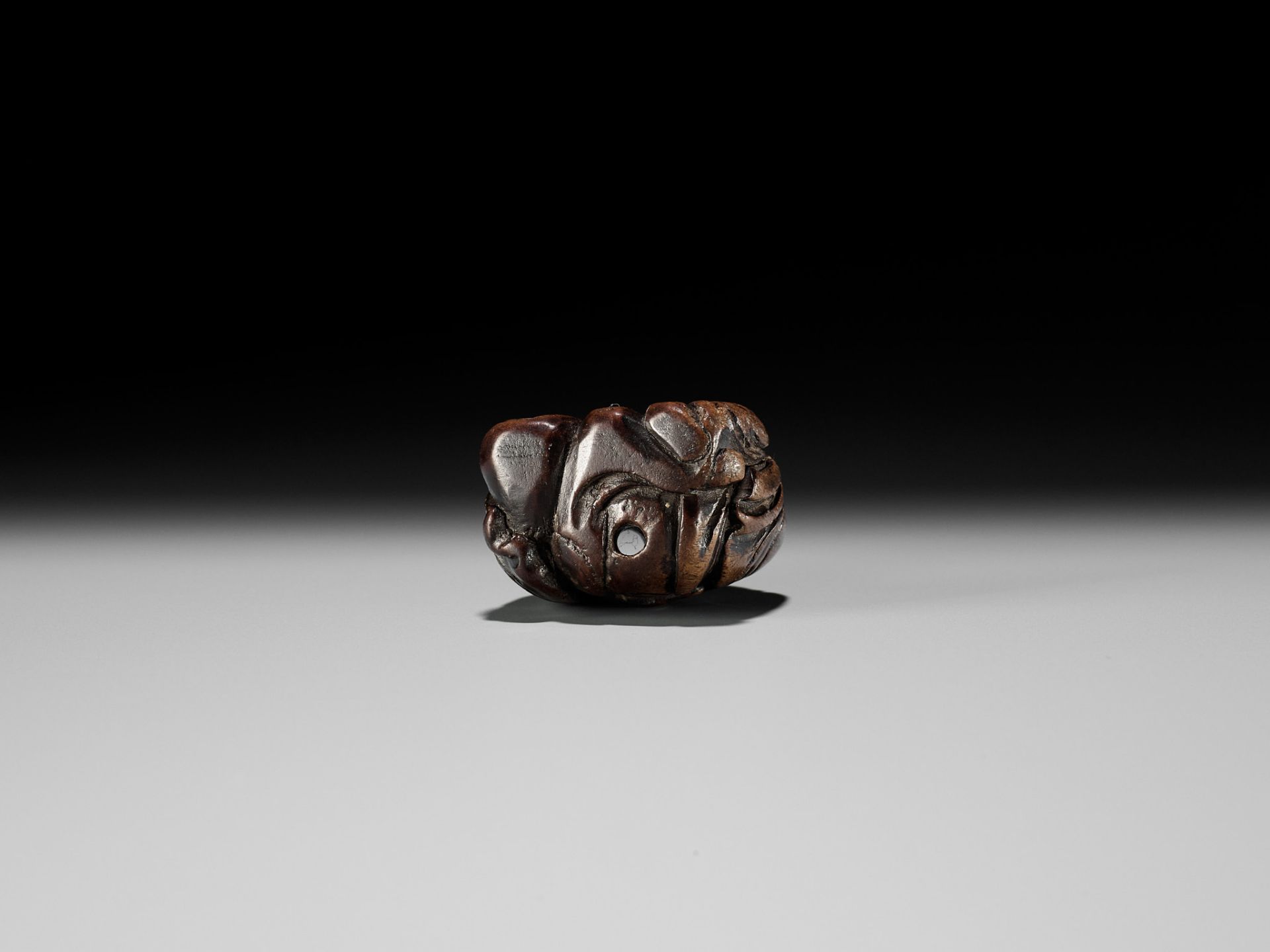 AN OLD WOOD NETSUKE OF A CHINESE SCHOLAR - Image 9 of 9