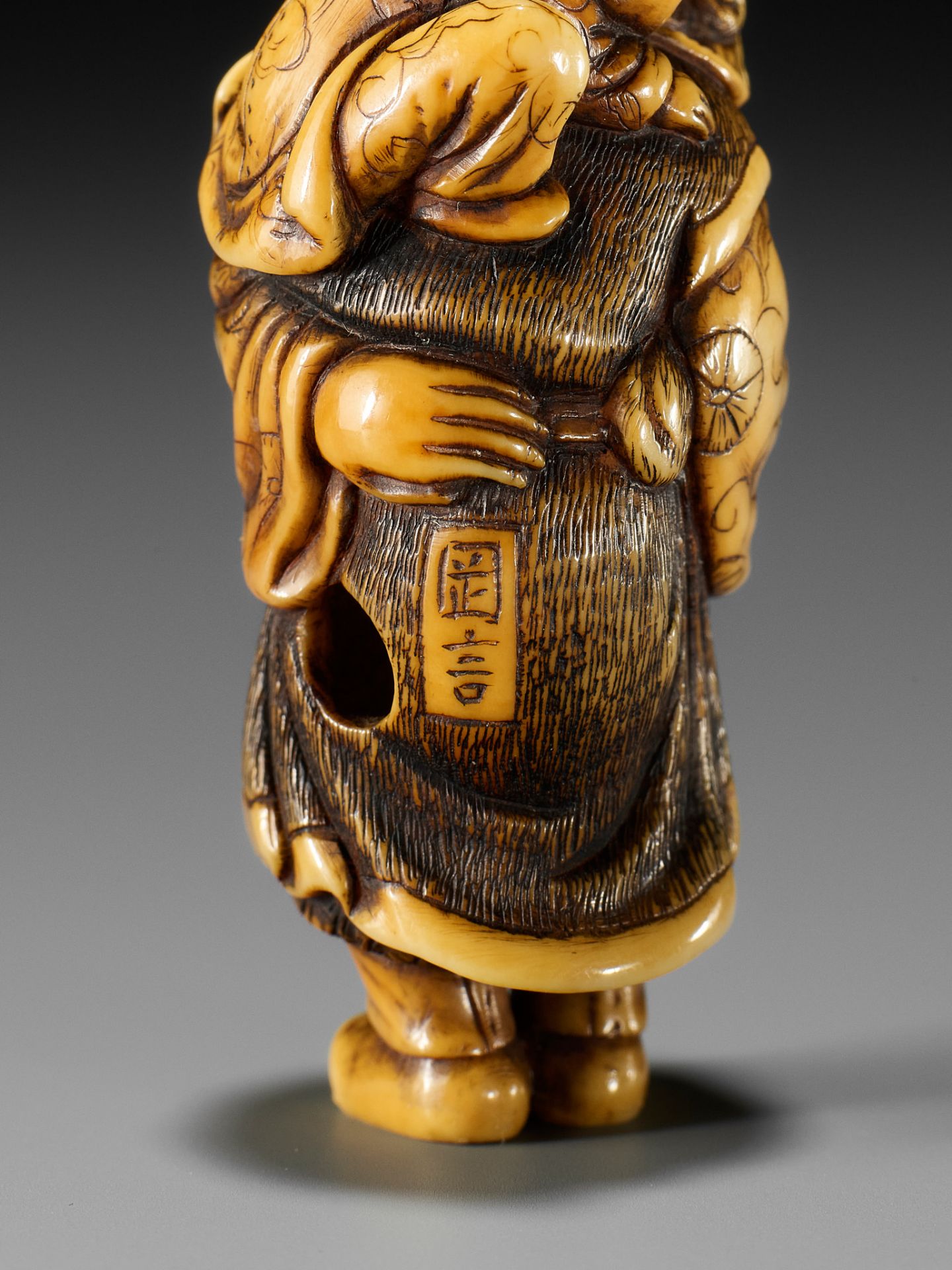 OKAKOTO: A FINE IVORY NETSUKE OF A DUTCHMAN WITH CHILD - Image 13 of 14