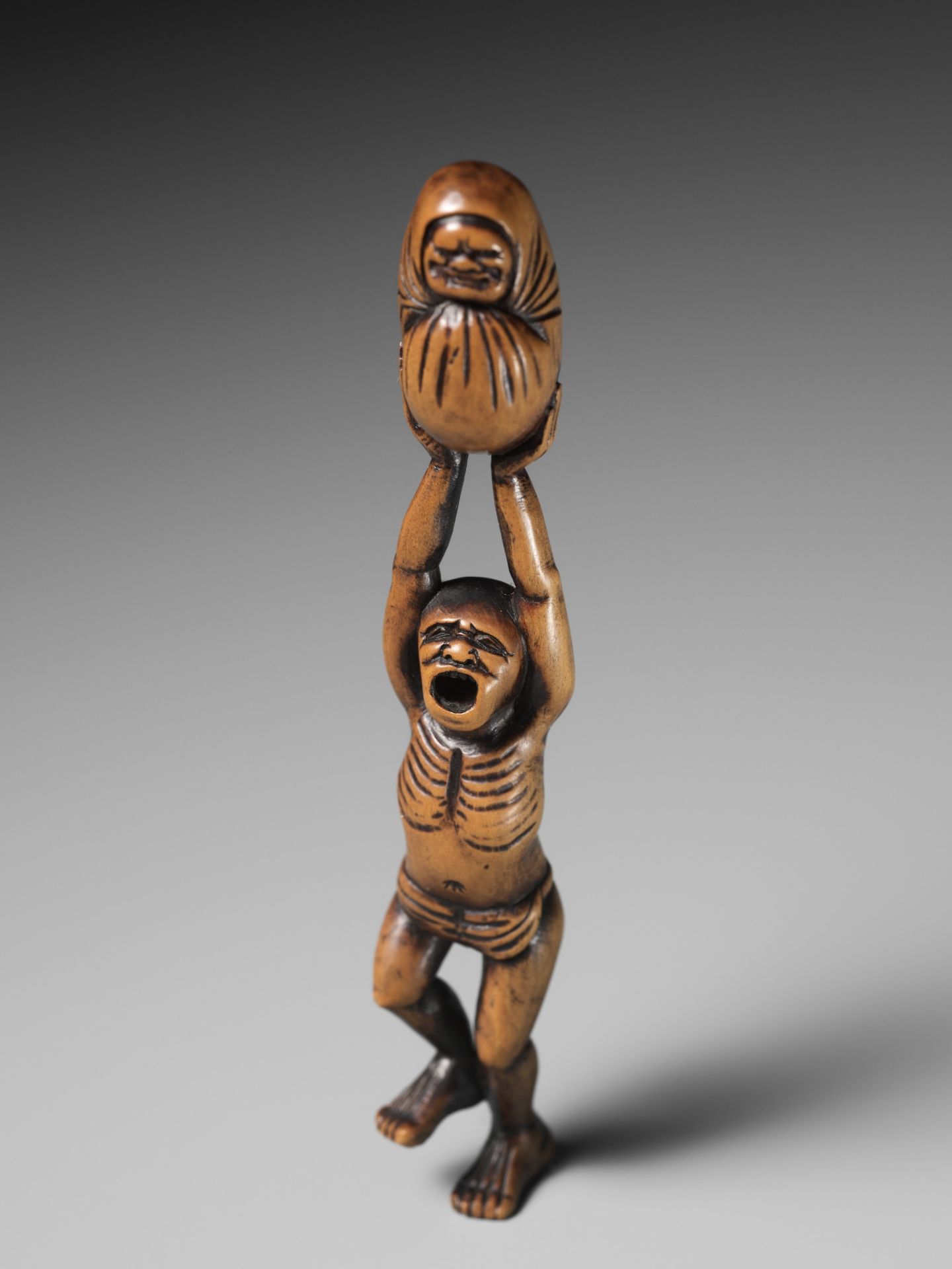 A POWERFUL WOOD NETSUKE OF A DANCING MAN WITH A DARUMA DOLL - Image 2 of 12