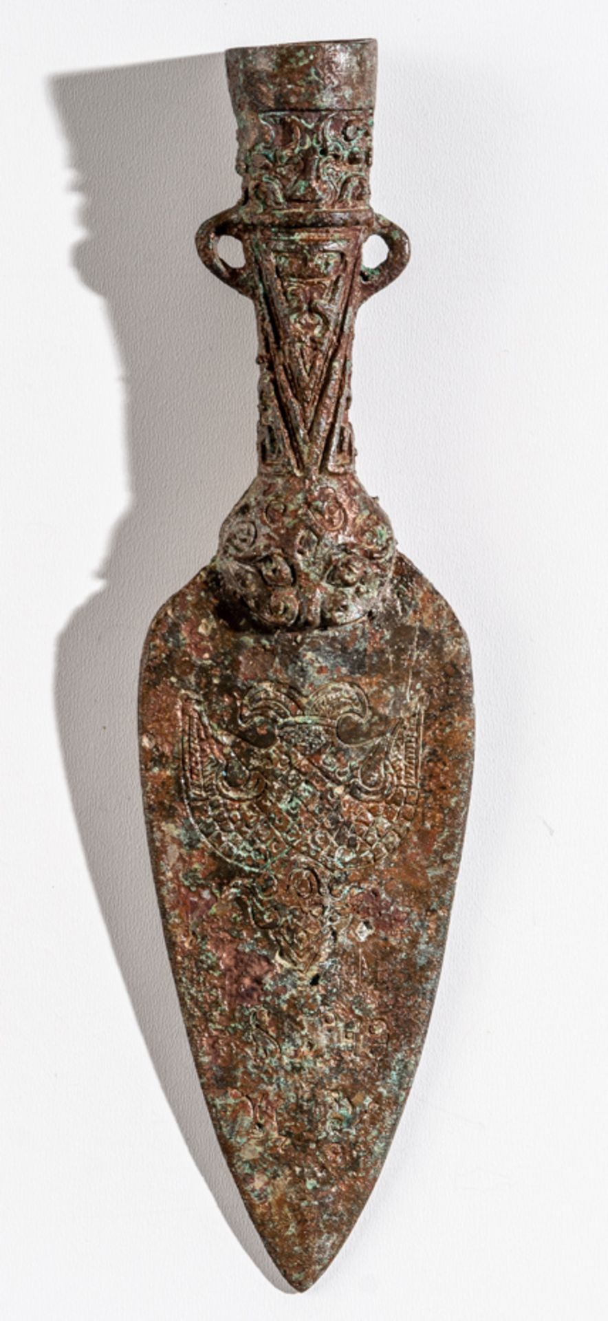 FRÜHE CHINESISCHE SPEERSPITZE, Bronze, ca. 1800-900 v. Chr. - Bild 2 aus 2