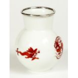 MEISSEN VASE "ROTER MING DRACHE" MIT SILBERMONTUR