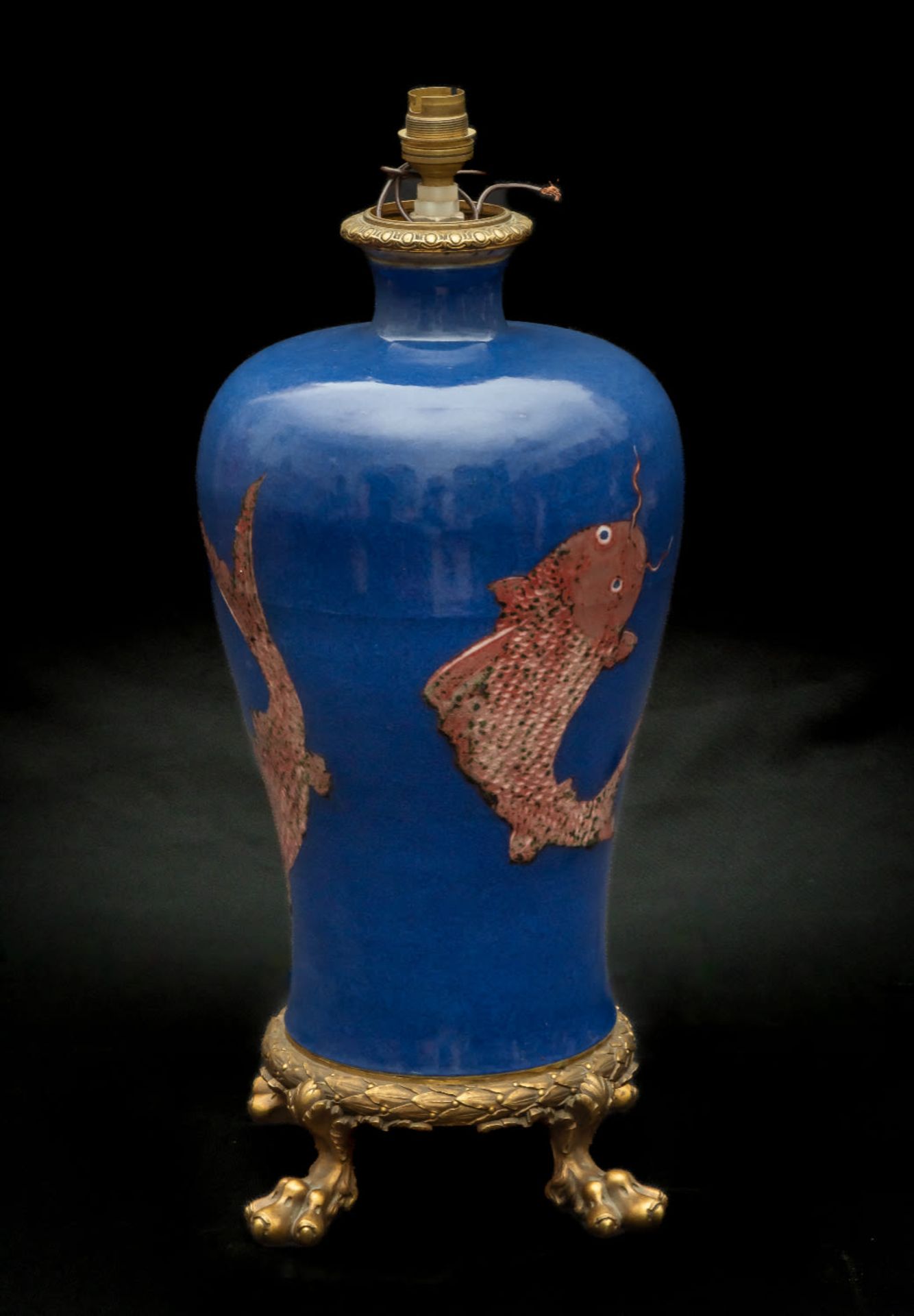 SEHR SELTENE BLAUE VASE MIT GOLDFISCH-DEKOR IN MUSEALER QUALITÄT - Bild 5 aus 8