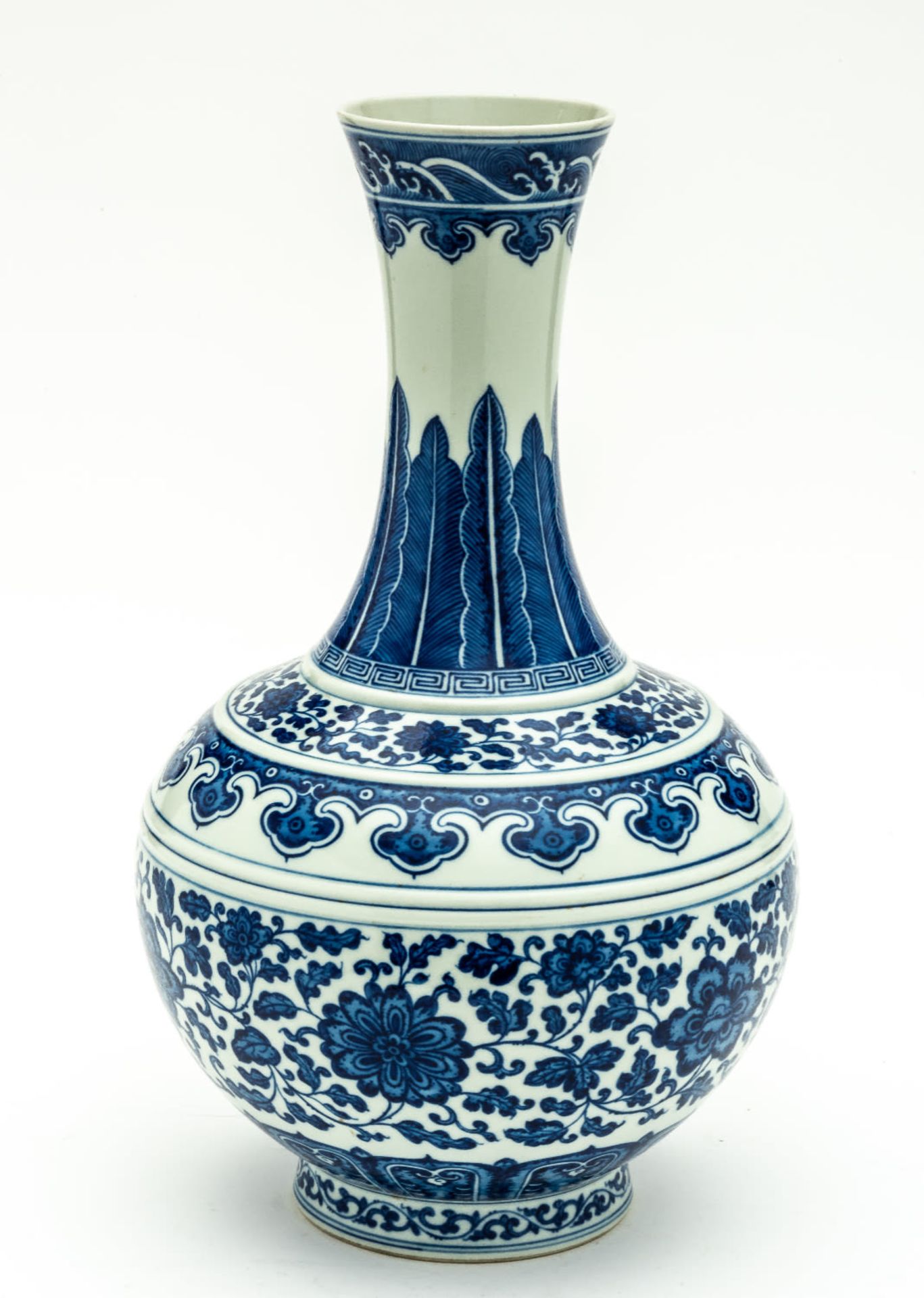 LARGE CHINESE BLUE AND WHITE PORCELAIN VASE