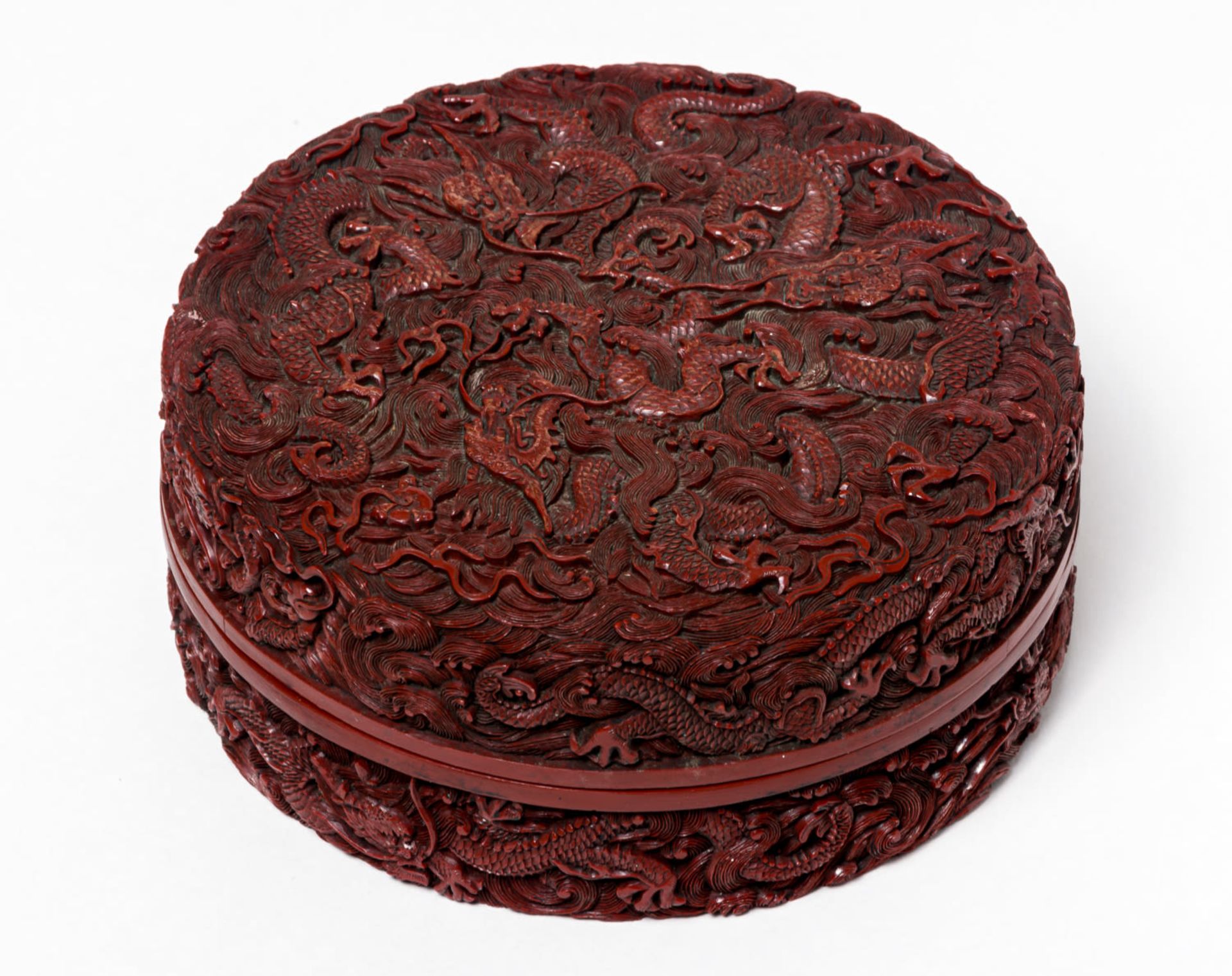 A CHINESE WOOD CARVED CINNABAR LACQUER BOX WITH 9 DRAGONS AND CH'IEN LUNG MARK - Image 2 of 3