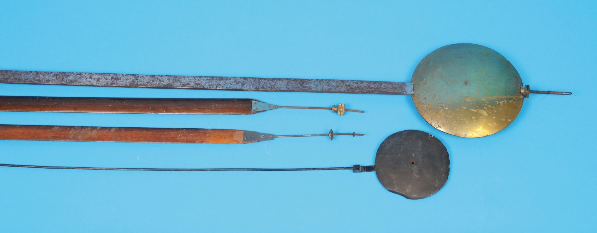 Mixed lot with second pendulum with cutting edge suspension, iron pendulum rod and heavy brass pendu