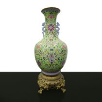 Vase with green background and flower design, 18th century From Qing Dao Quan nian zhi