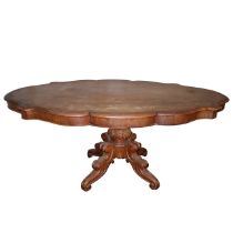 Biscuit table in mahogany wood. Scalloped with four-spoke central foot, nineteenth century