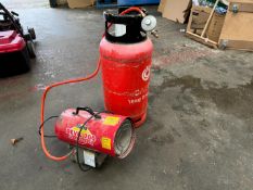 Clarke Devil 700 Spaceheater with Propane Gas Bottle. Please Note: There is NO VAT on the Hammer