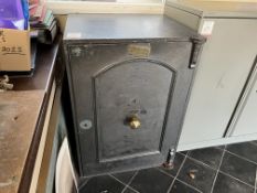 Waterlow & Sons London Heavy Duty Safe, Not Functional, It is Entirely the Purchasers Responsibility