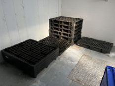 Quantity of Various Plastic Stacking Pallets and Non Stacking Pallets as Lotted