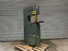 Startrite 18-S-1 Vertical Bandsaw, 415v. Please Note: Auction Location - Bay Studios, Fabian Way,