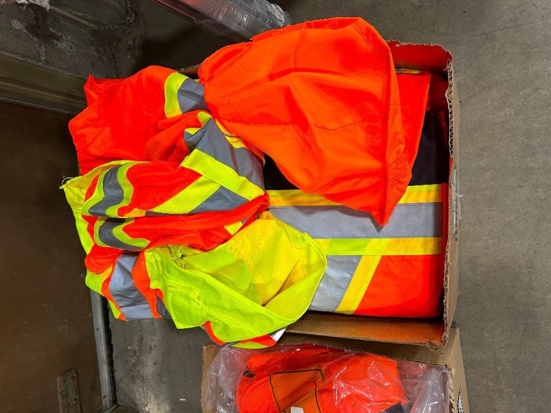 Box of Asst. Hi-Vis Jackets and Hoodies - Image 3 of 3