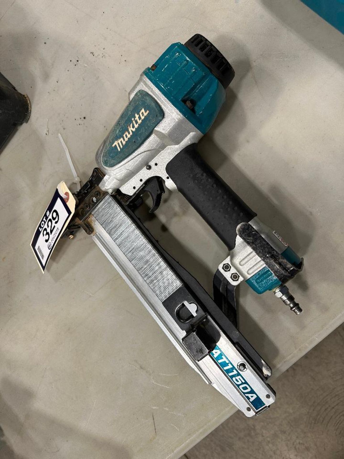 Makita AT1150A Pneumatic Brad Nailer - Image 2 of 5