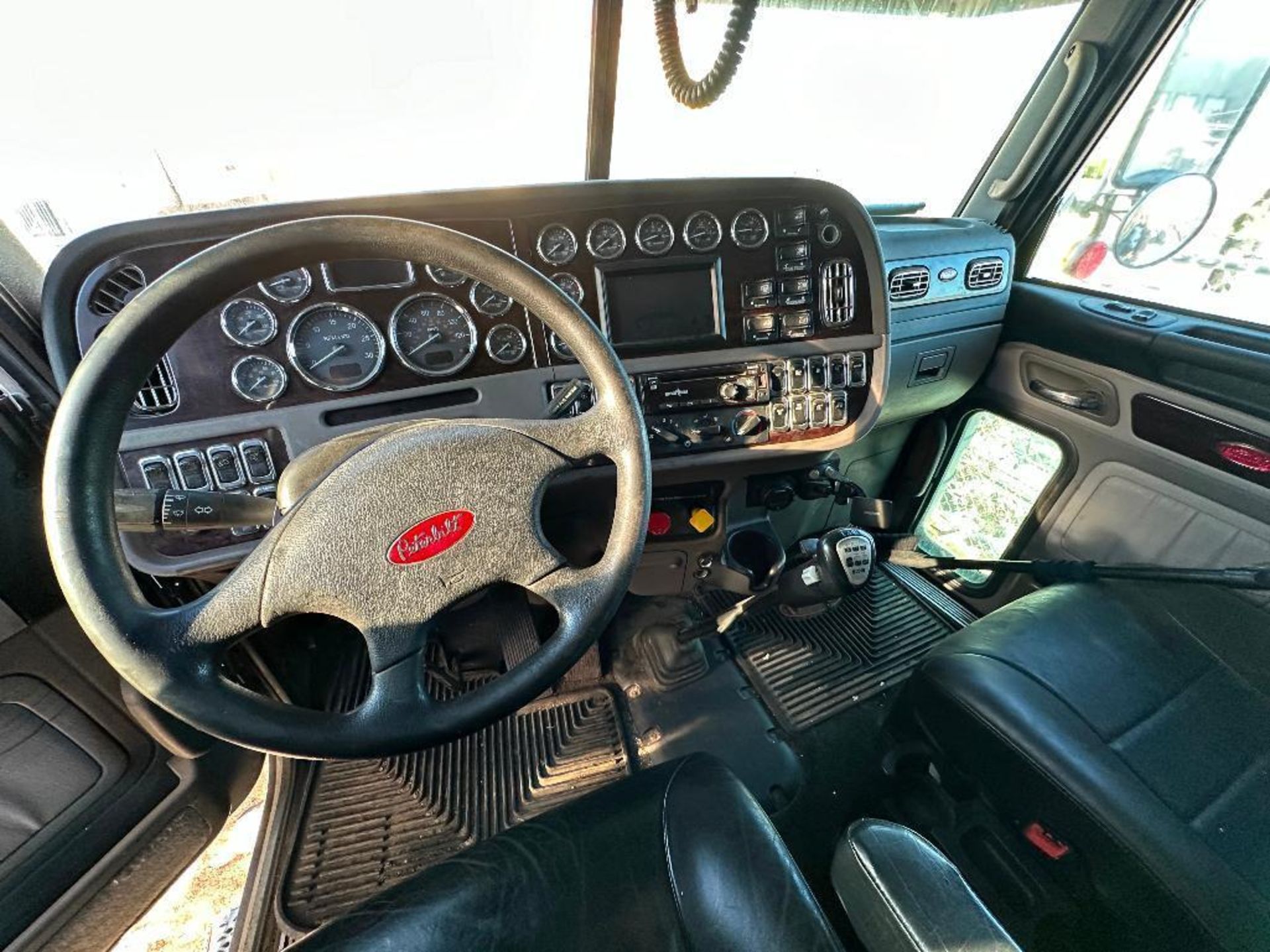 2018 Peterbilt 389 T/A Sleeper Truck Tractor VIN #: 1XPXDP9X7JD496127 - Image 14 of 26