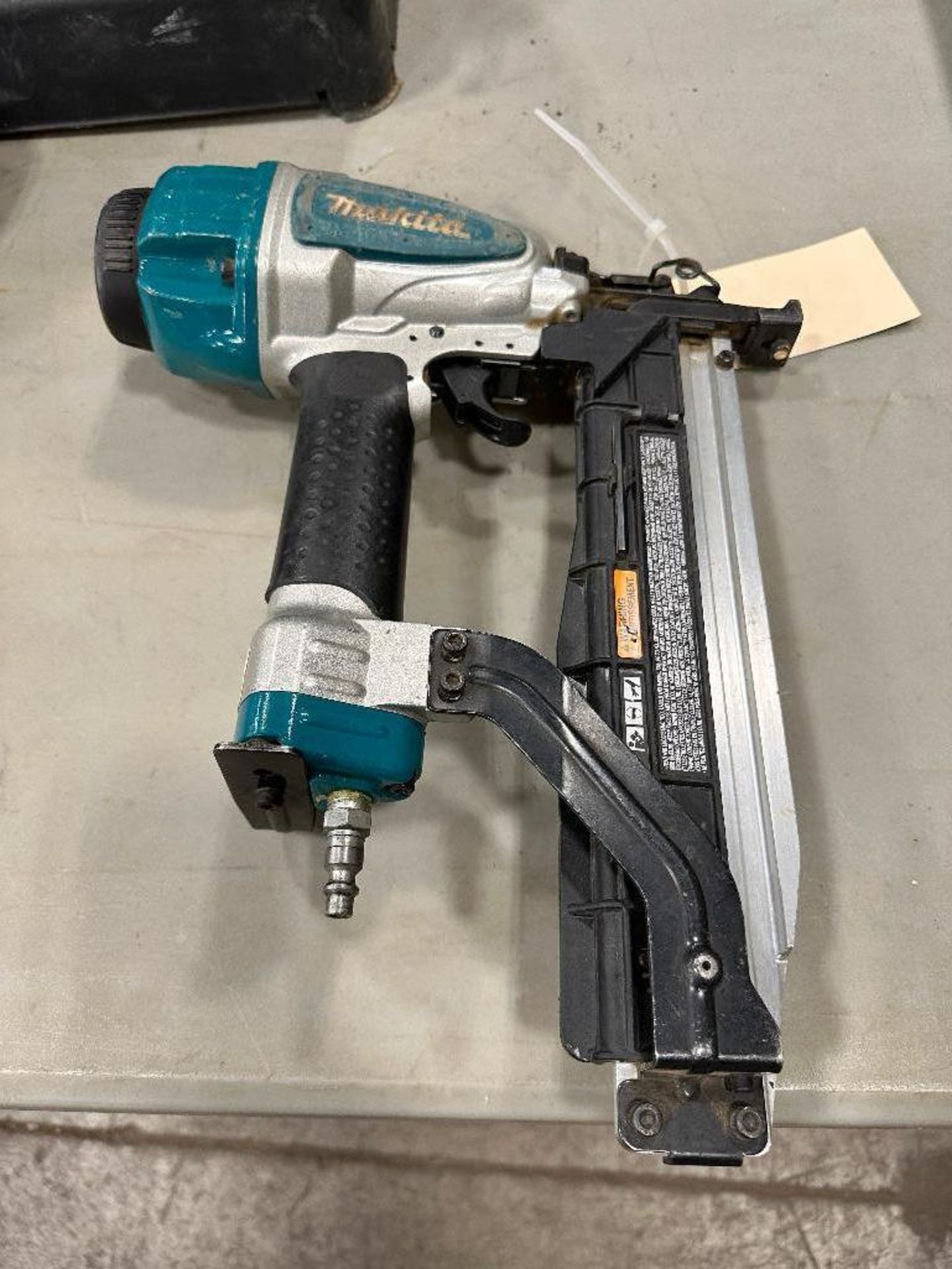 Makita AT1150A Pneumatic Brad Nailer - Image 5 of 5